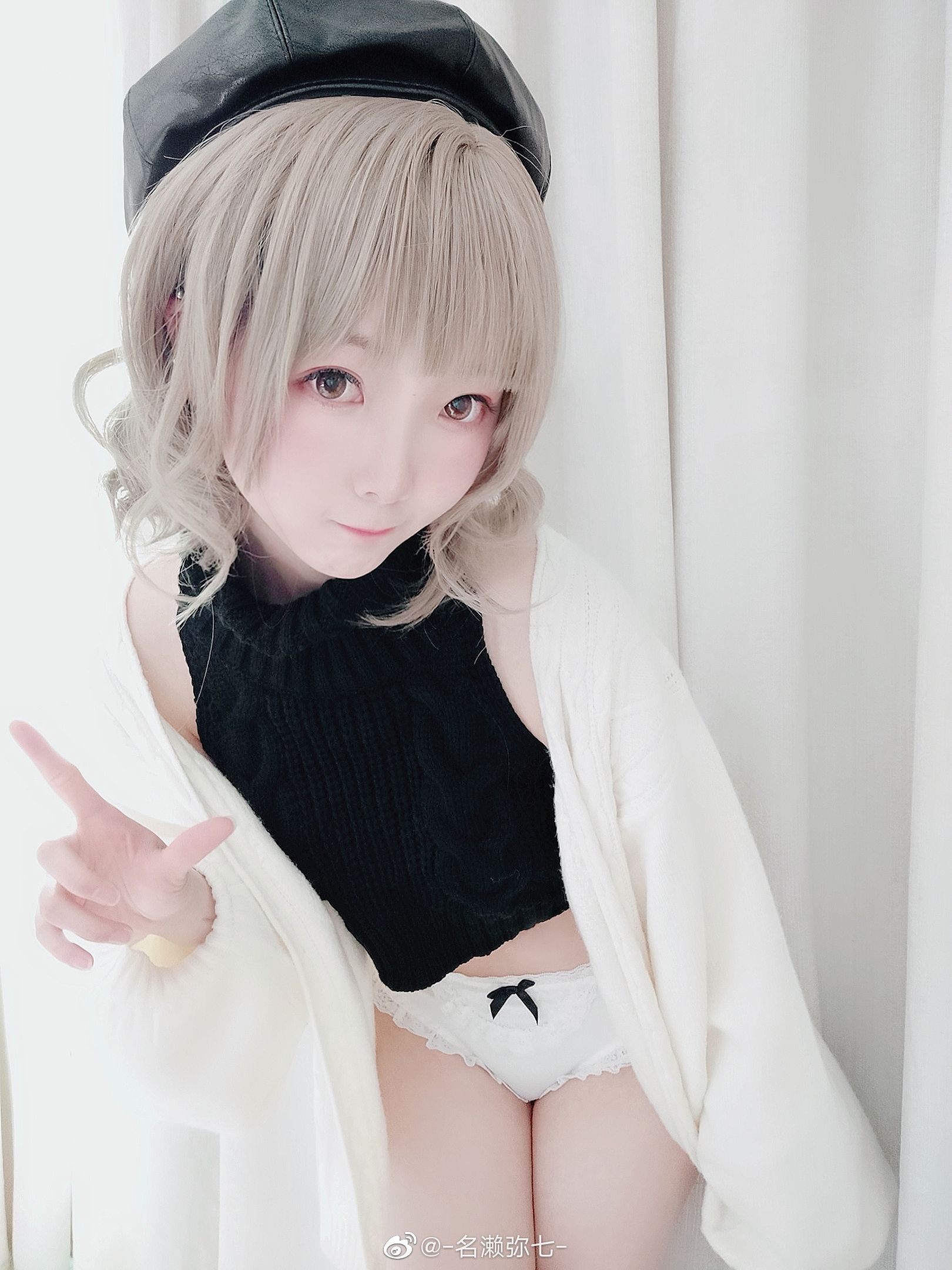 [Cosplay写真] 动漫博主名濑弥七 – 毛衣 [10P]