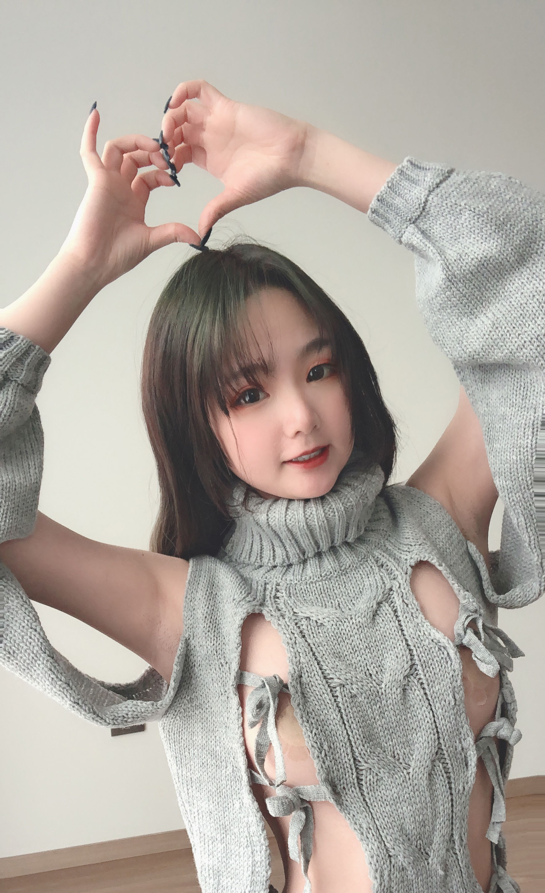 萌妹是青水 露背毛衣 [14P]