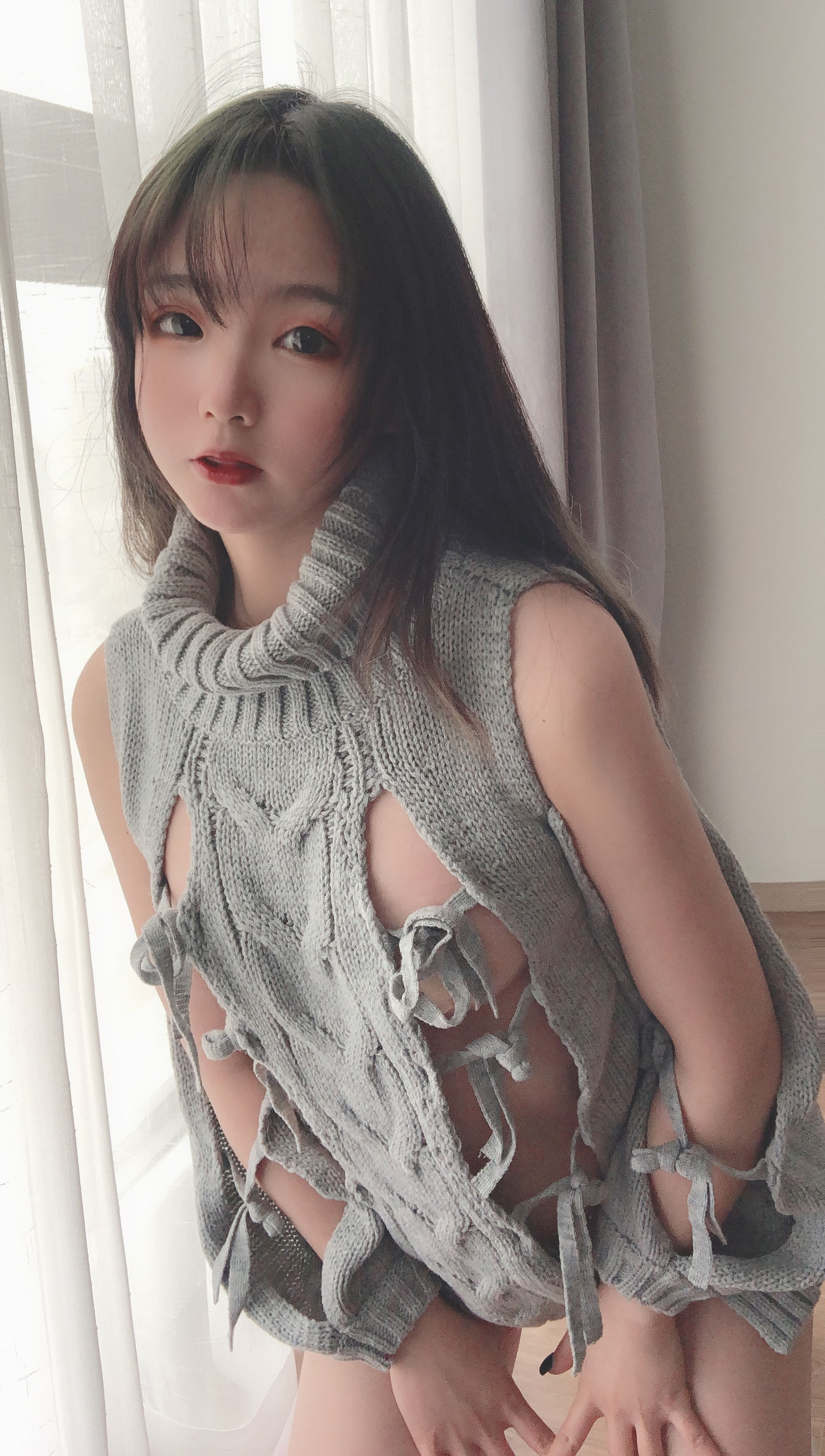 萌妹是青水 露背毛衣 [14P]