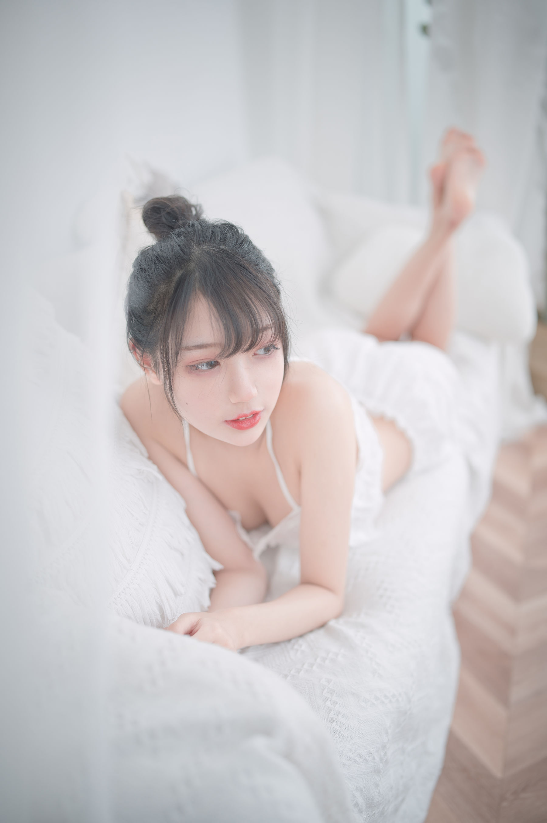 周叽是可爱兔兔 – 白色睡衣 [20P]