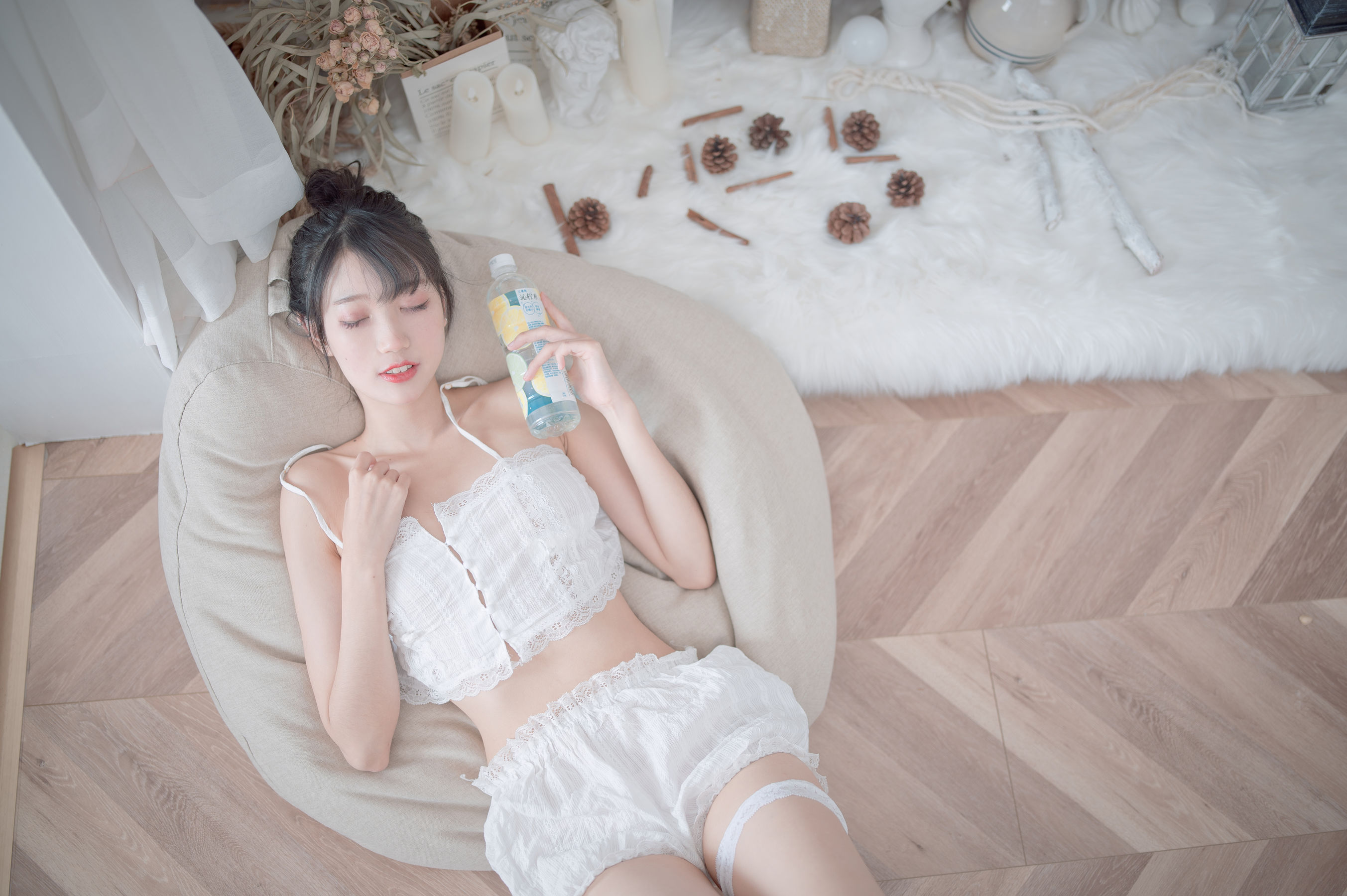 周叽是可爱兔兔 – 白色睡衣 [20P]