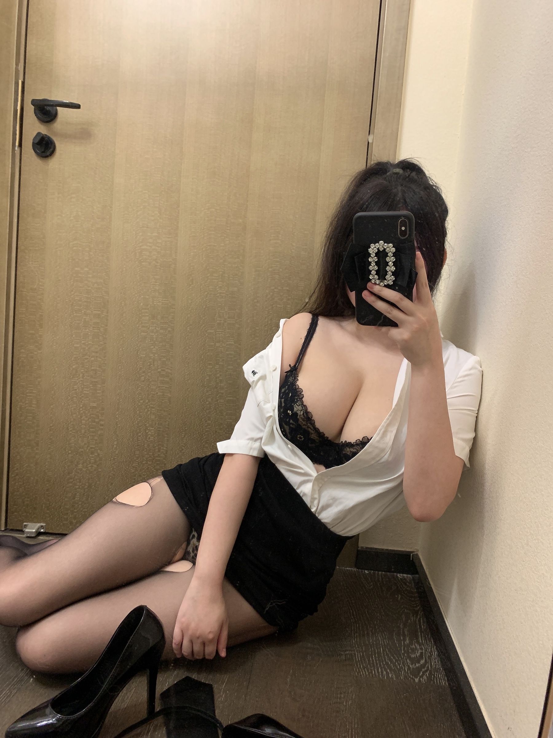 蜜桃少女是依酱呀 – 刚入职的新人 [40P]