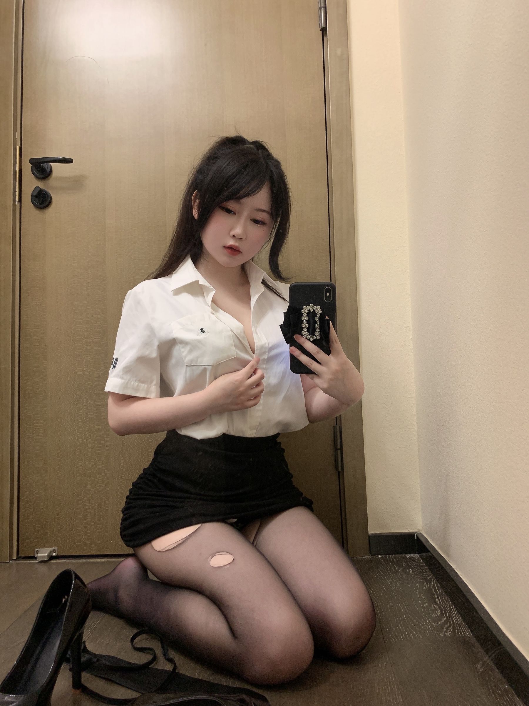 蜜桃少女是依酱呀 – 刚入职的新人 [40P]