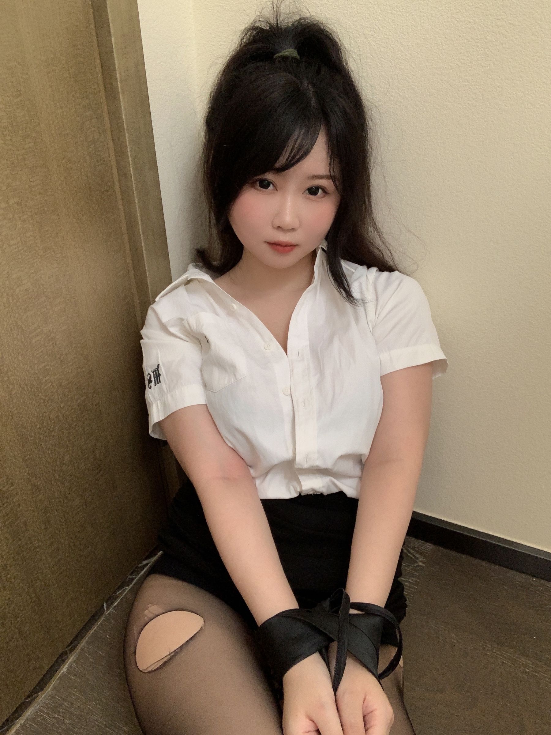 蜜桃少女是依酱呀 – 刚入职的新人 [40P]