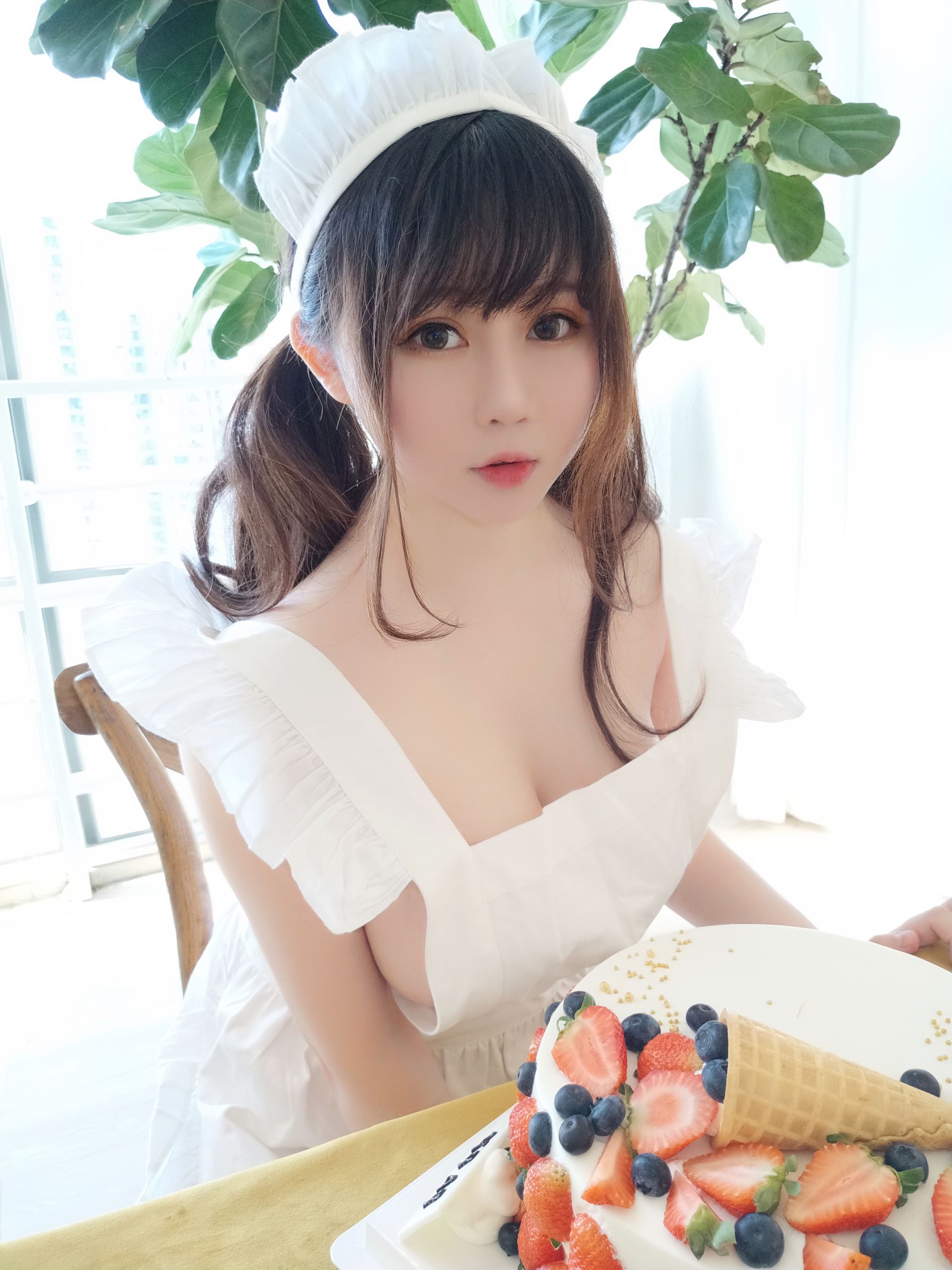 [Cosplay写真] 蜜桃少女是依酱呀 – 小厨娘 [40P]
