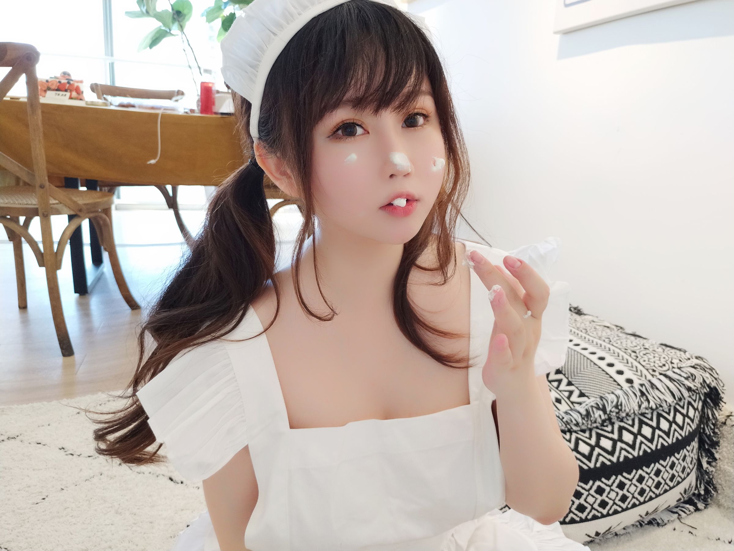 [Cosplay写真] 蜜桃少女是依酱呀 – 小厨娘 [40P]