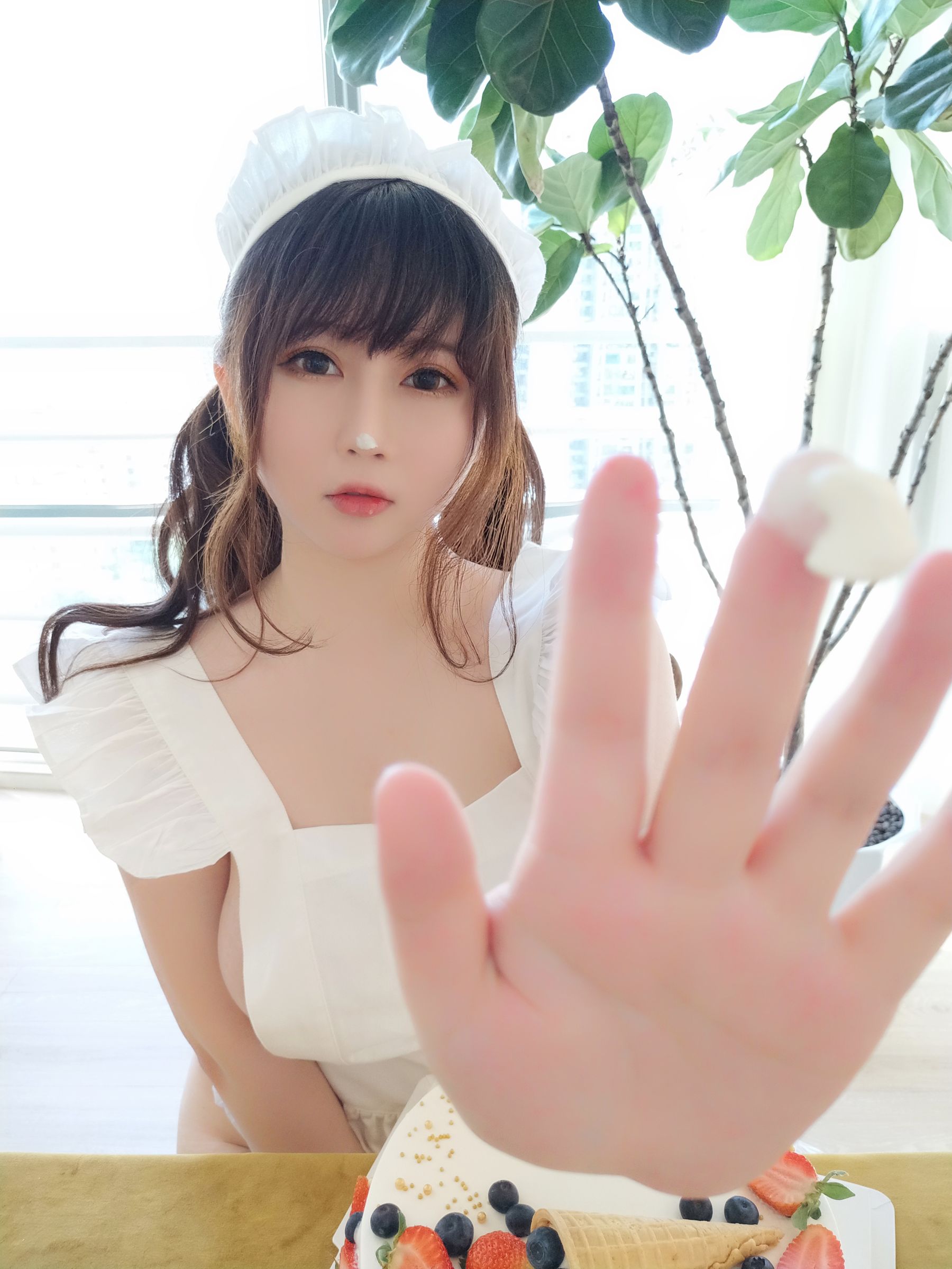 [Cosplay写真] 蜜桃少女是依酱呀 – 小厨娘 [40P]