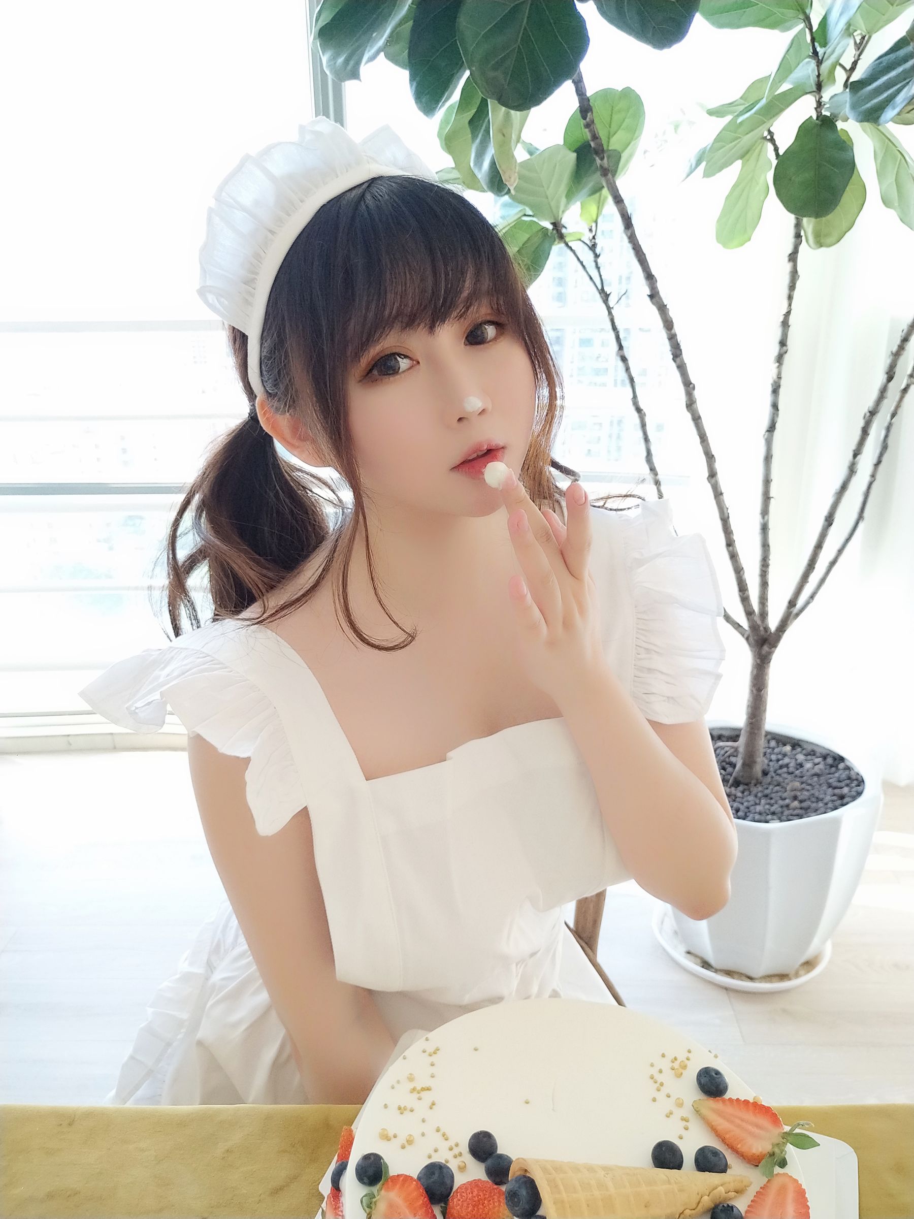 [Cosplay写真] 蜜桃少女是依酱呀 – 小厨娘 [40P]