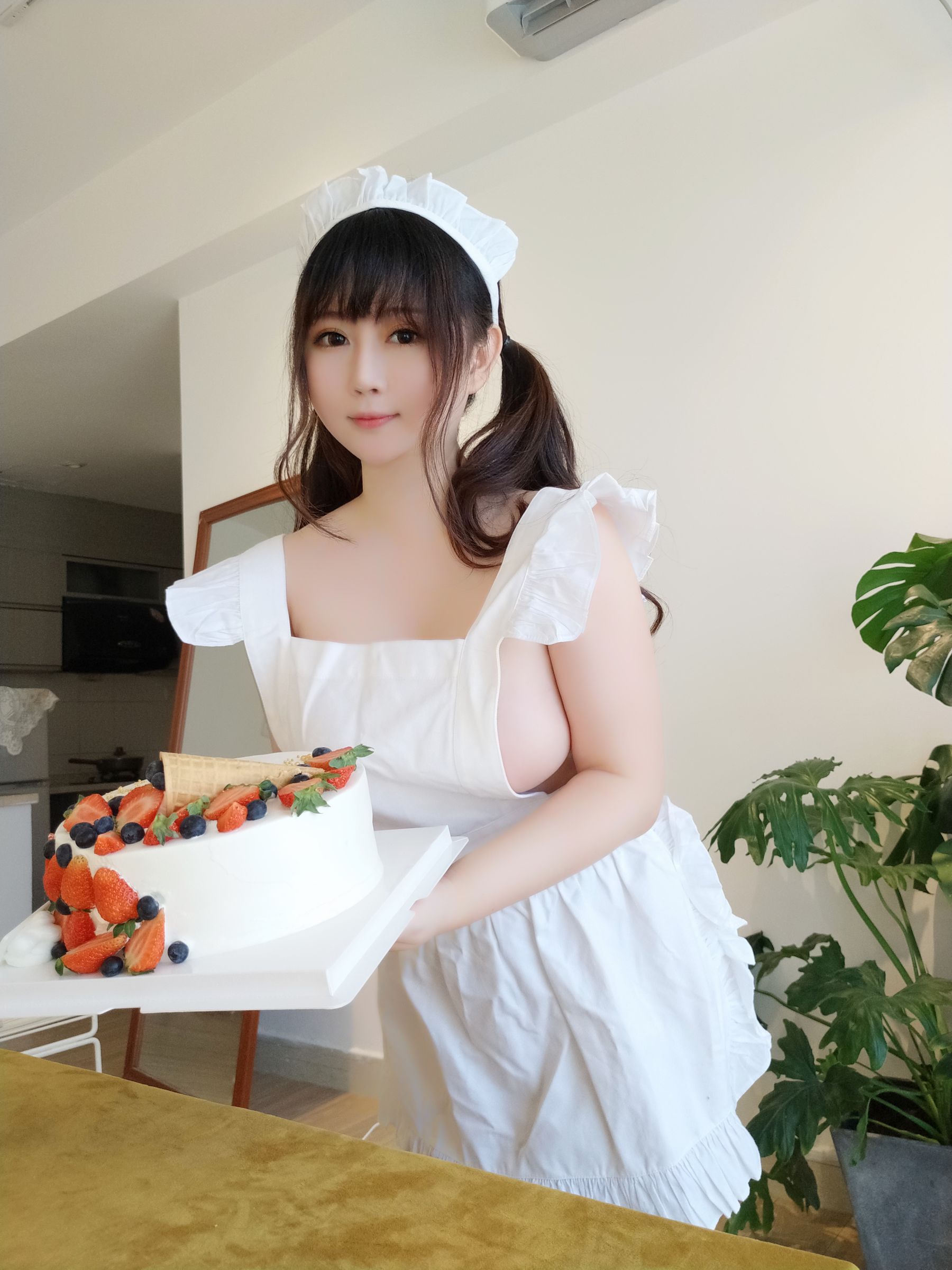 [Cosplay写真] 蜜桃少女是依酱呀 – 小厨娘 [40P]