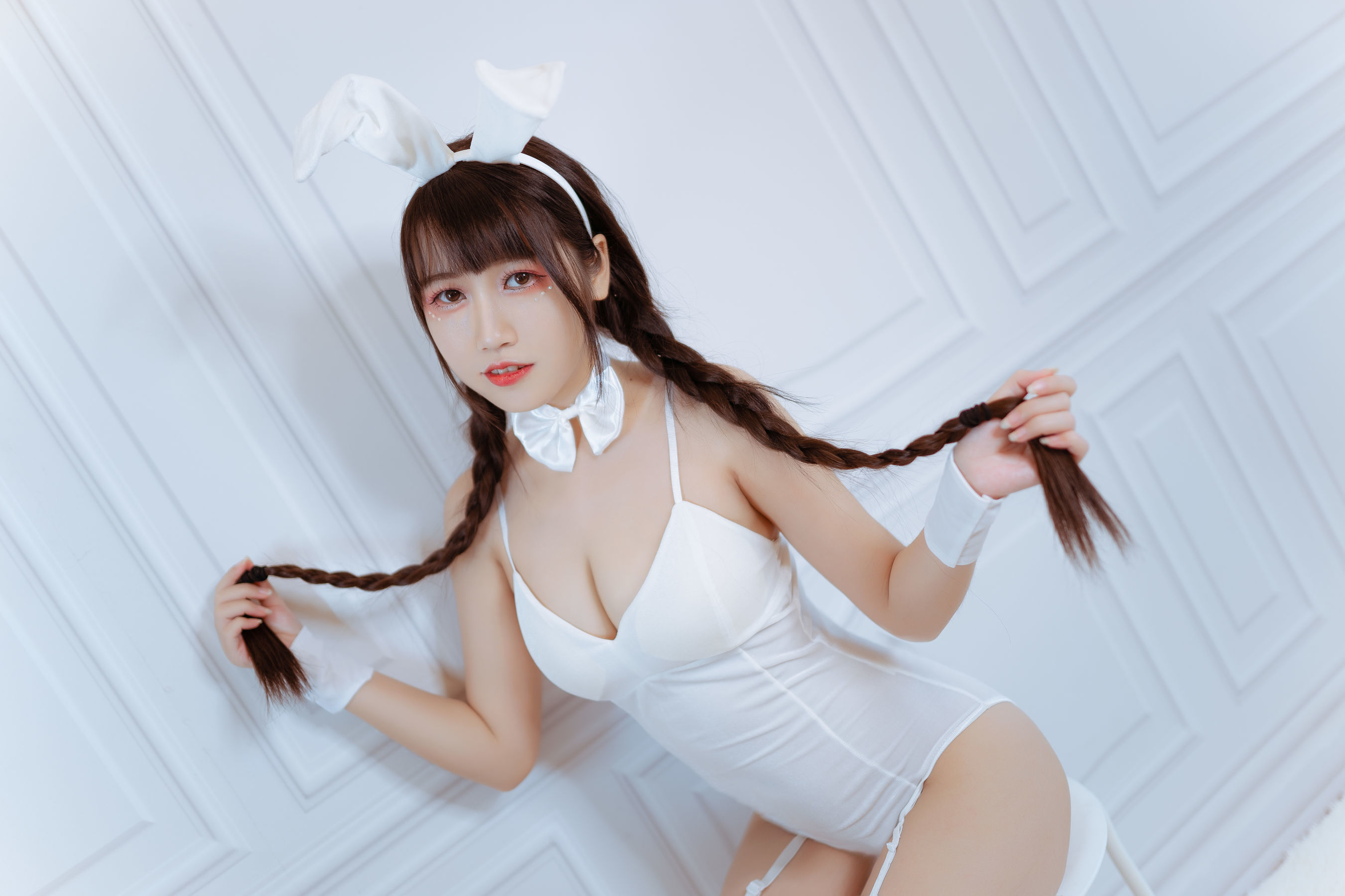 微博人气Coser不呆猫 白色兔女郎 [28P]