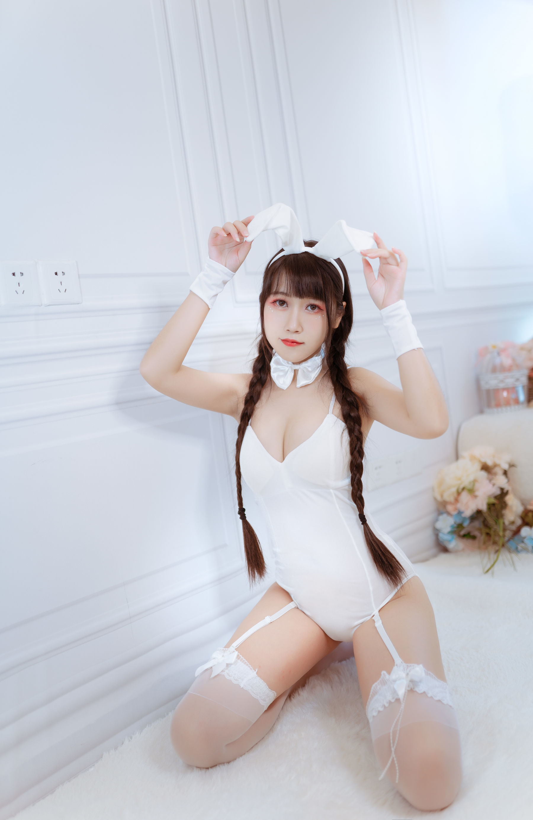 微博人气Coser不呆猫 白色兔女郎 [28P]