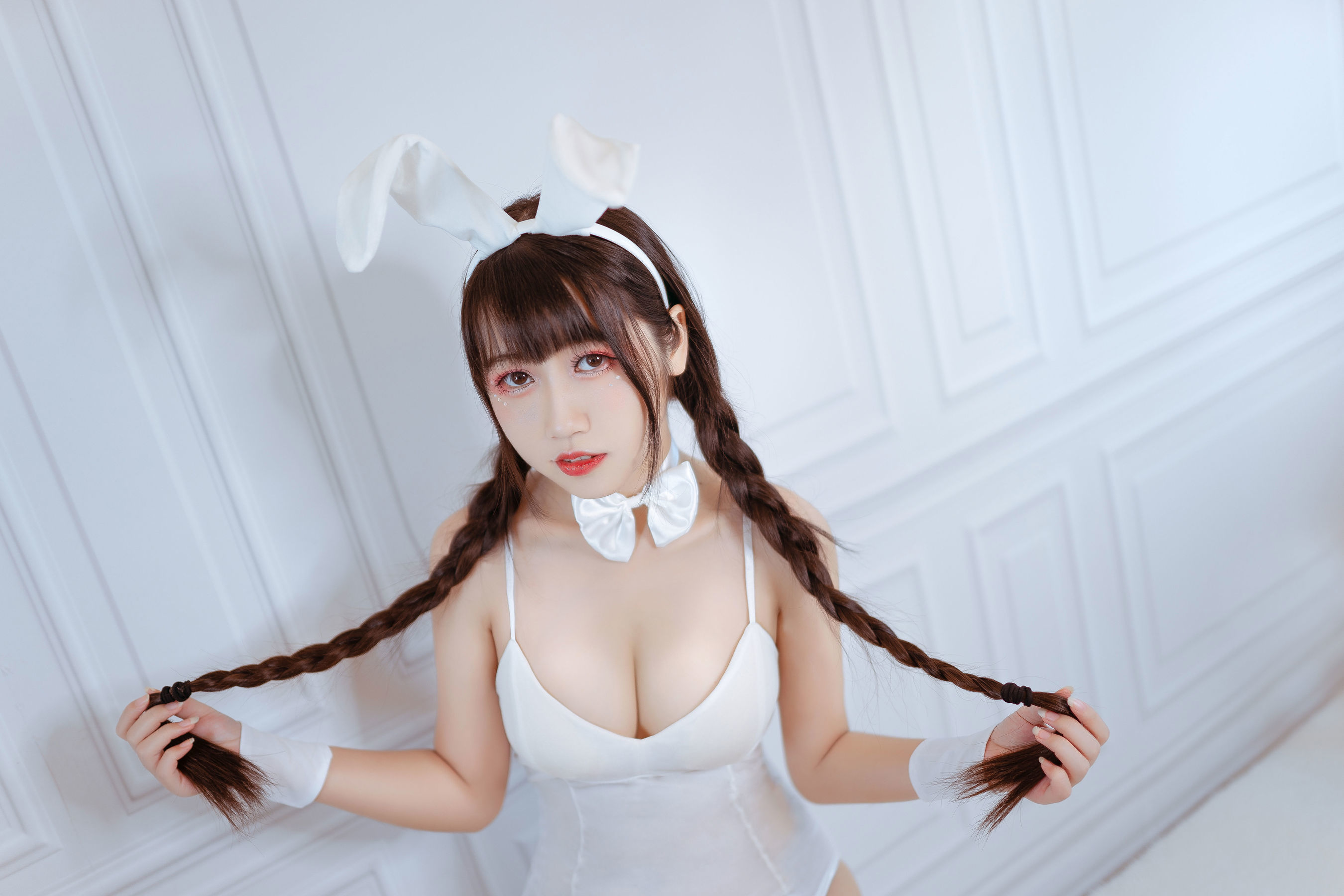 微博人气Coser不呆猫 白色兔女郎 [28P]