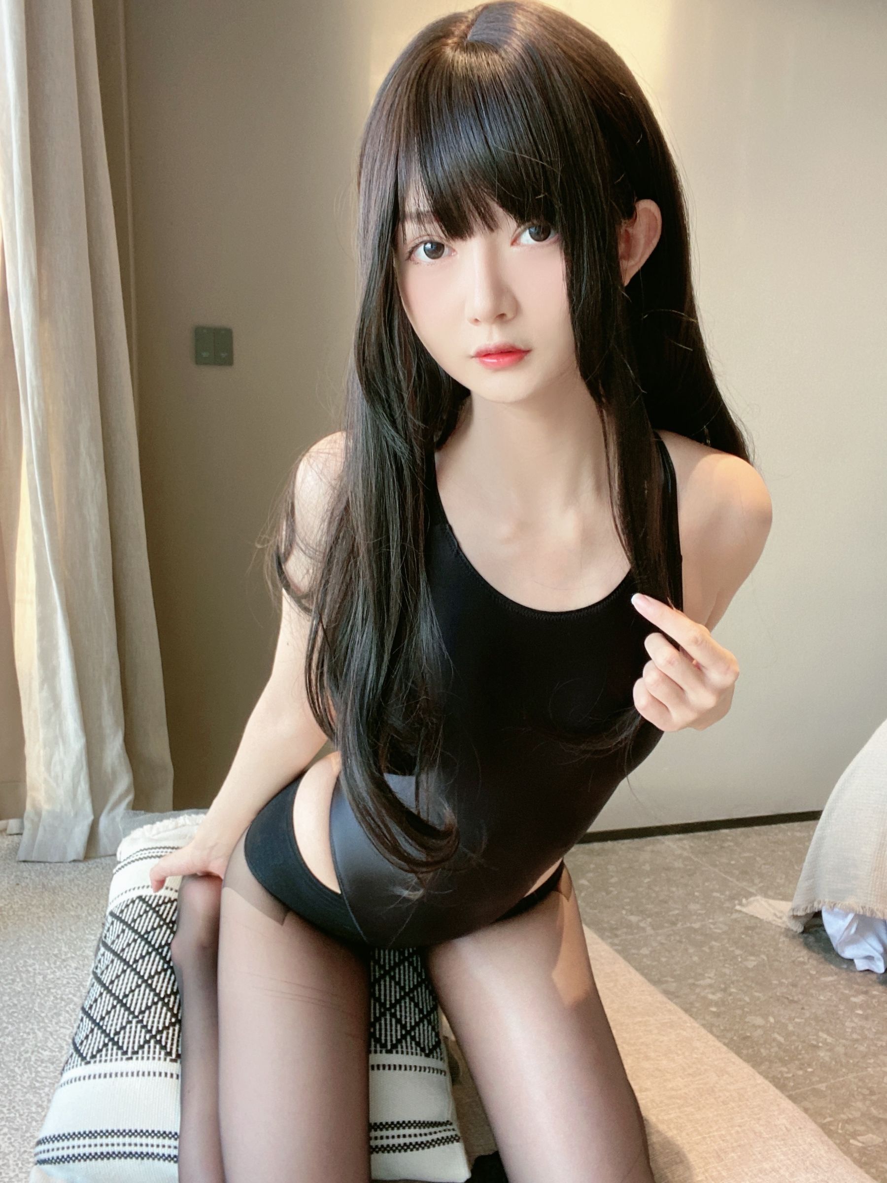 51酱 – 黑红泳装 [72P]