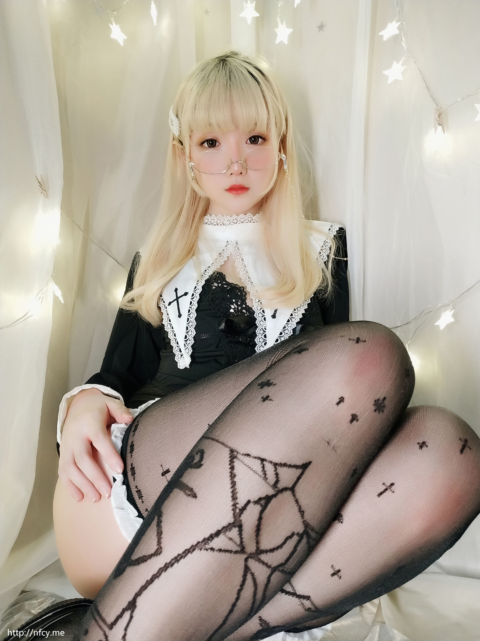 [萝莉COS] 星之迟迟 VOL.15 圣光修女包 [60P]