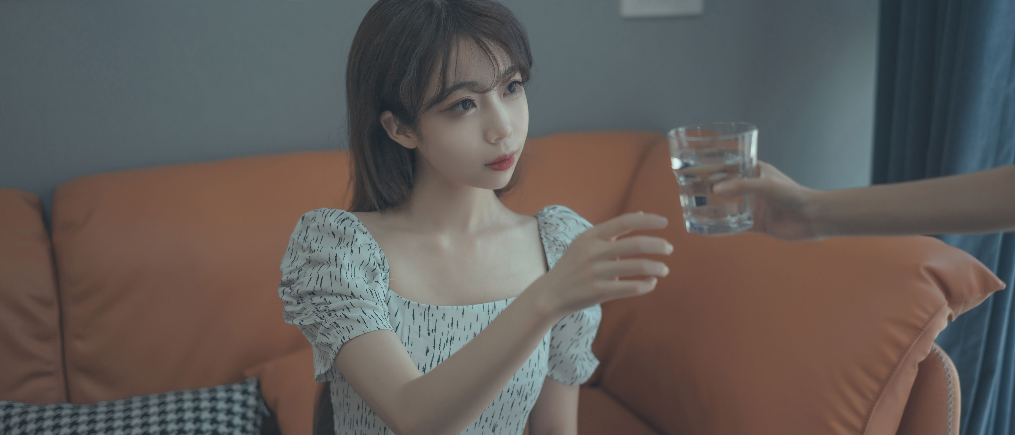 杏仁曲奇 – 反差表姐 [102P]