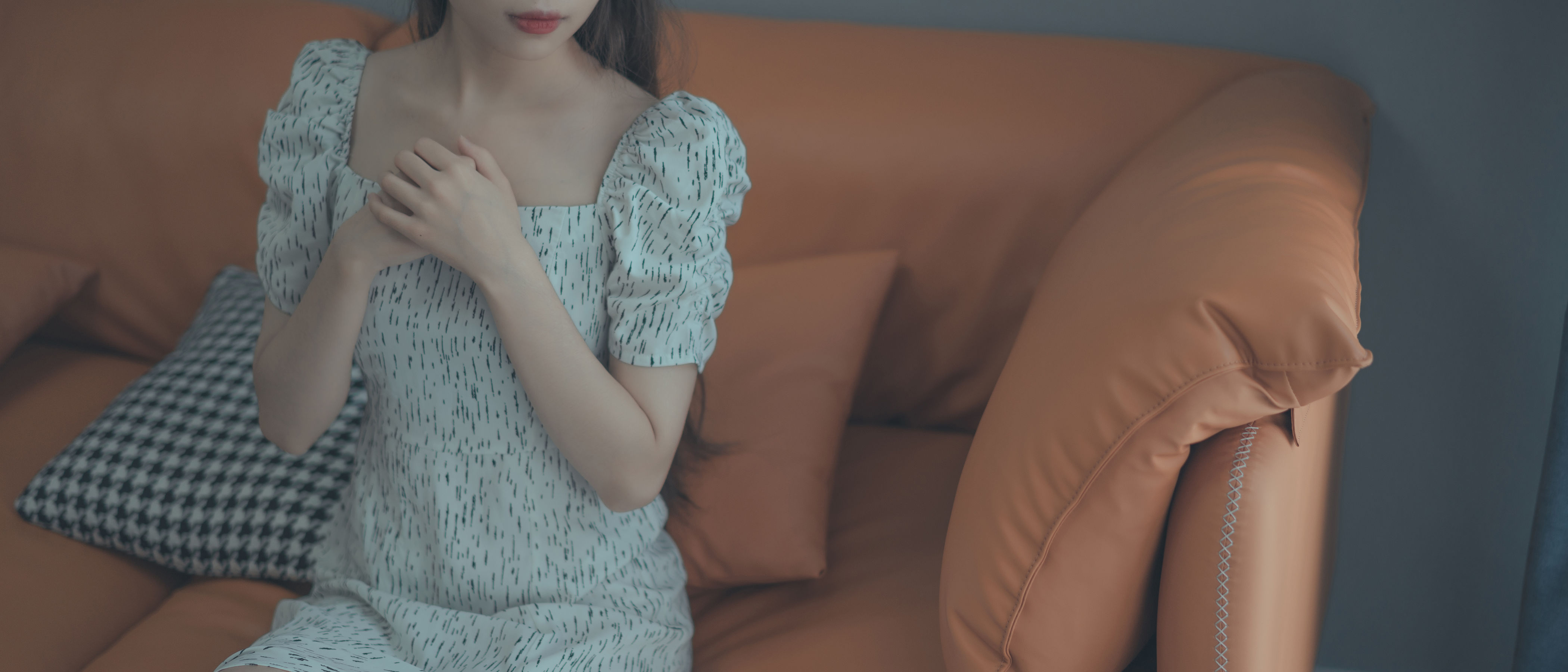杏仁曲奇 – 反差表姐 [102P]