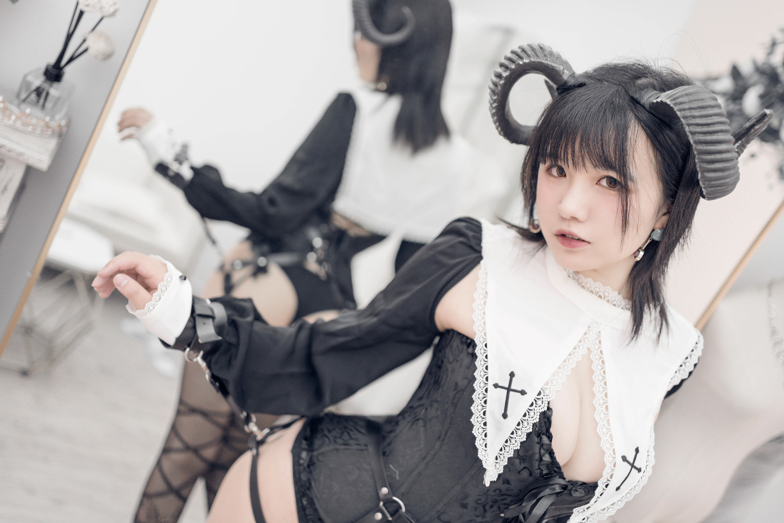 阿半今天很开心 – 束缚恶魔 [34P]