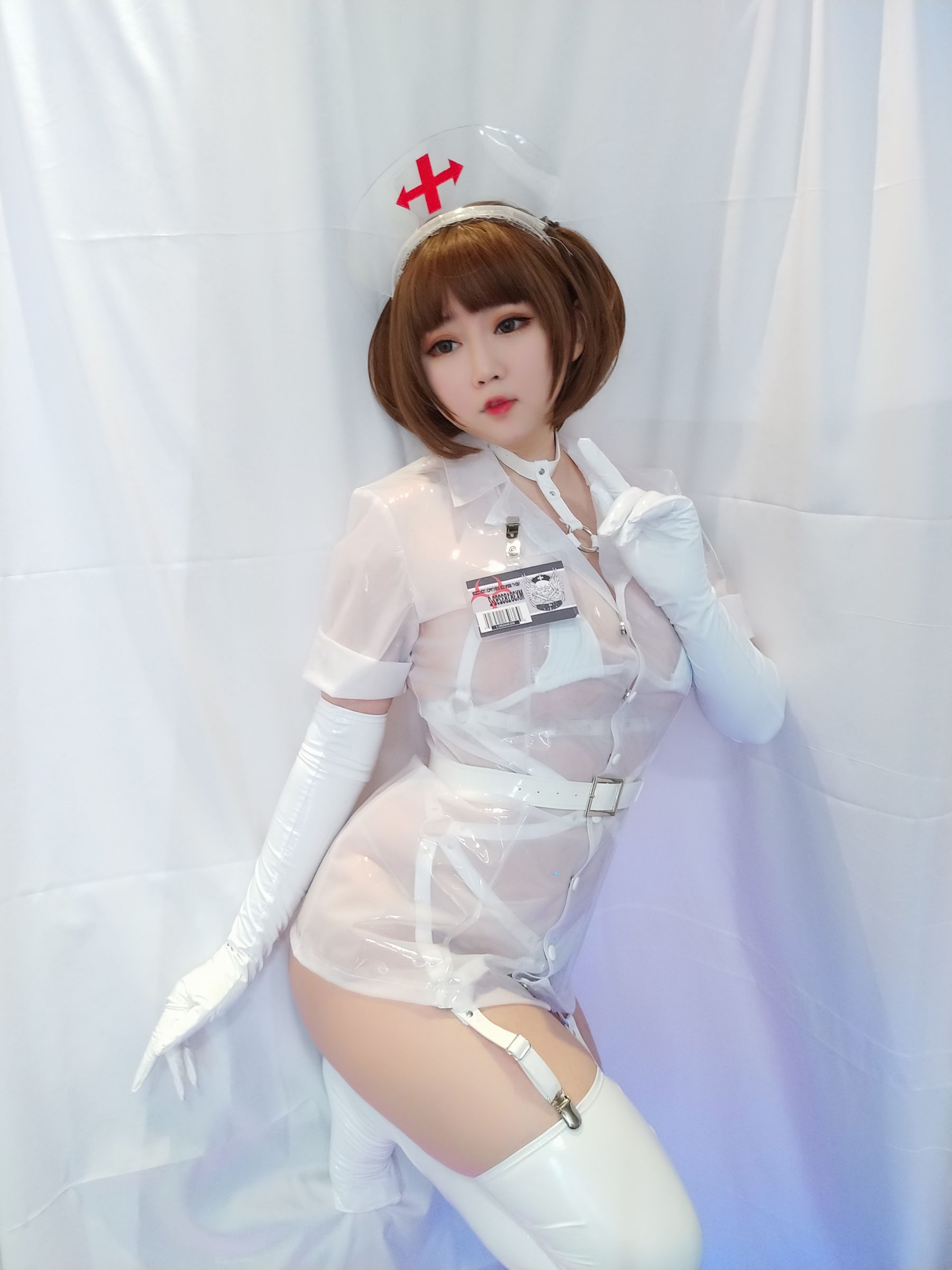 [Cosplay写真] 蜜桃少女是依酱呀 – 专属护士 [38P]