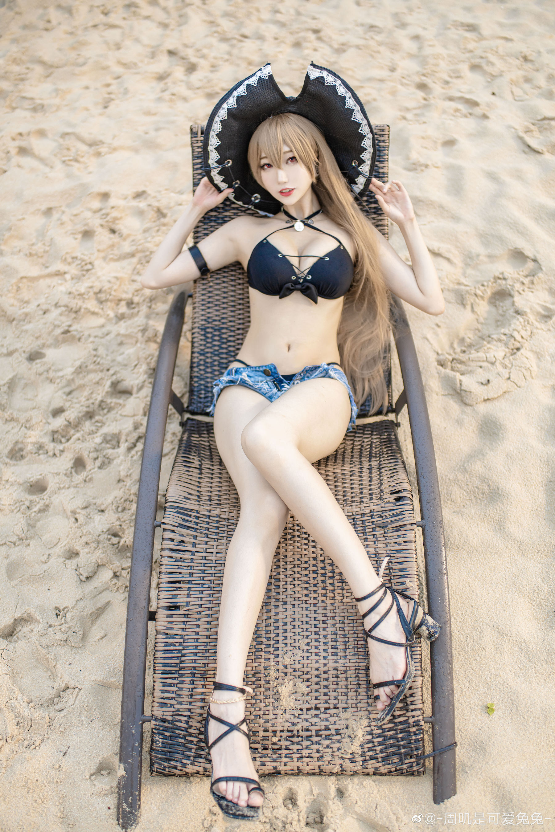 周叽是可爱兔兔 – 泳装 [24P]