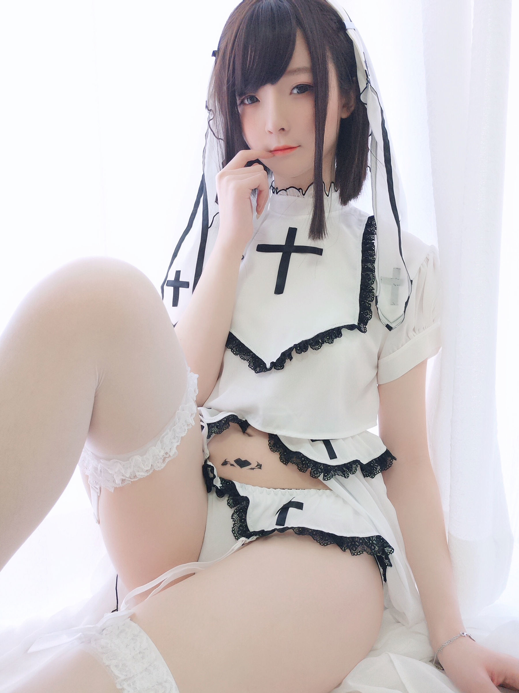 [萝莉COS] 一小央泽 – 白修女 [32P]
