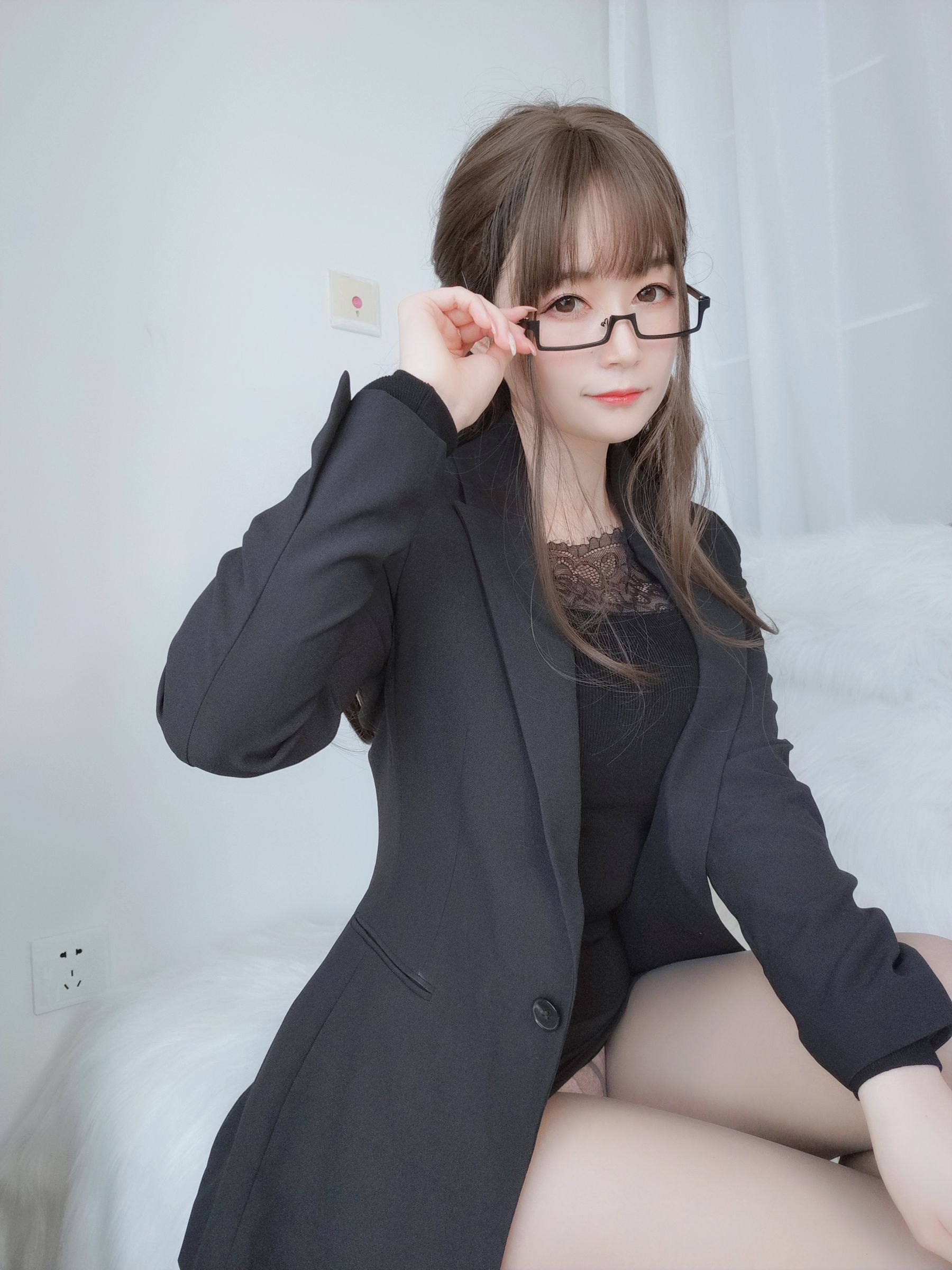 Coser小姐姐白银 – 黑西服 [69P]