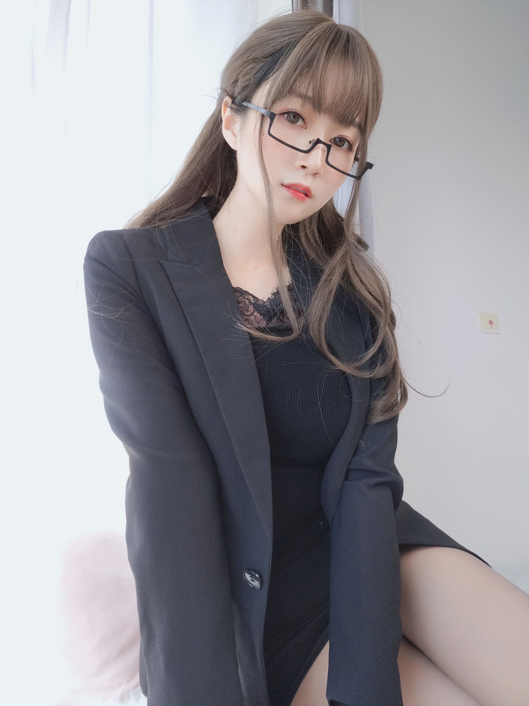 Coser小姐姐白银 – 黑西服 [69P]