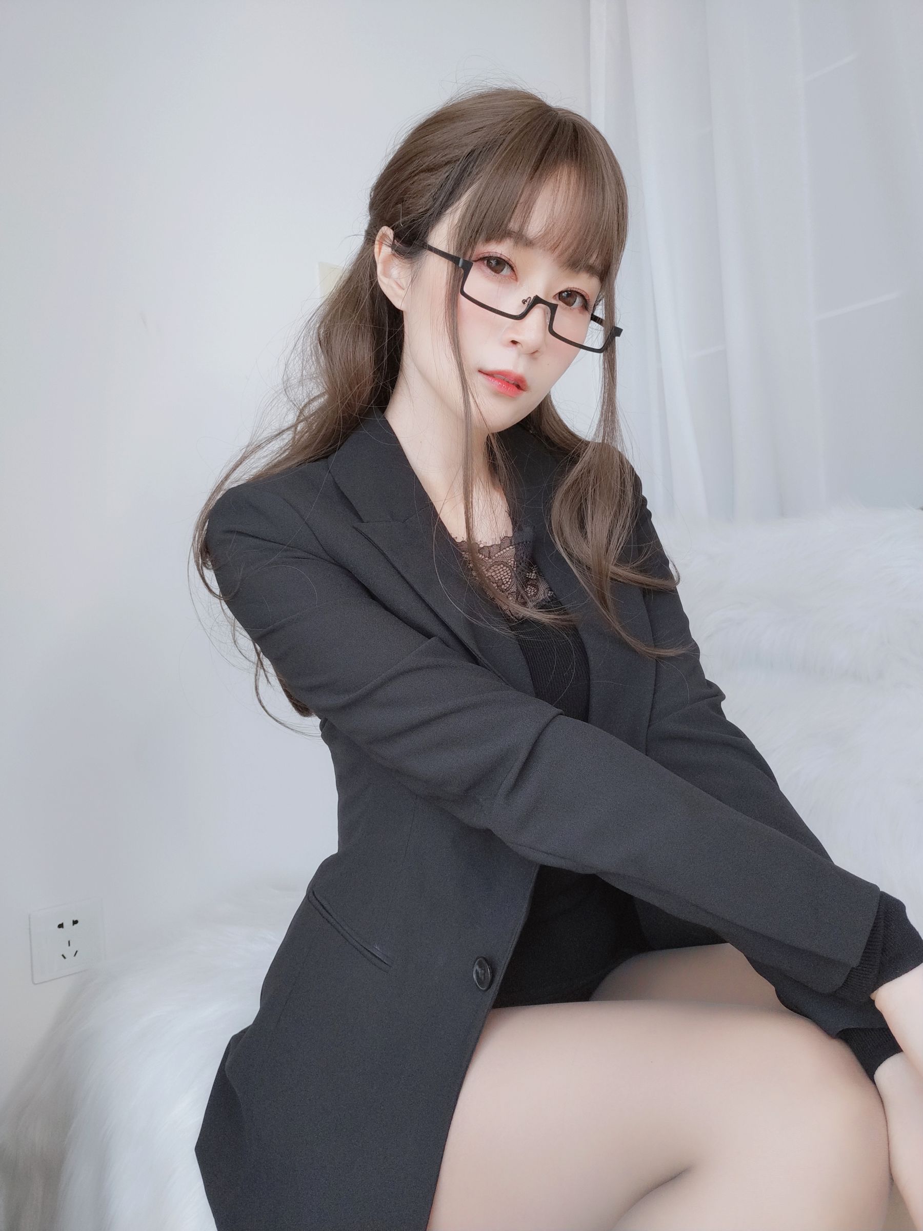 Coser小姐姐白银 – 黑西服 [69P]