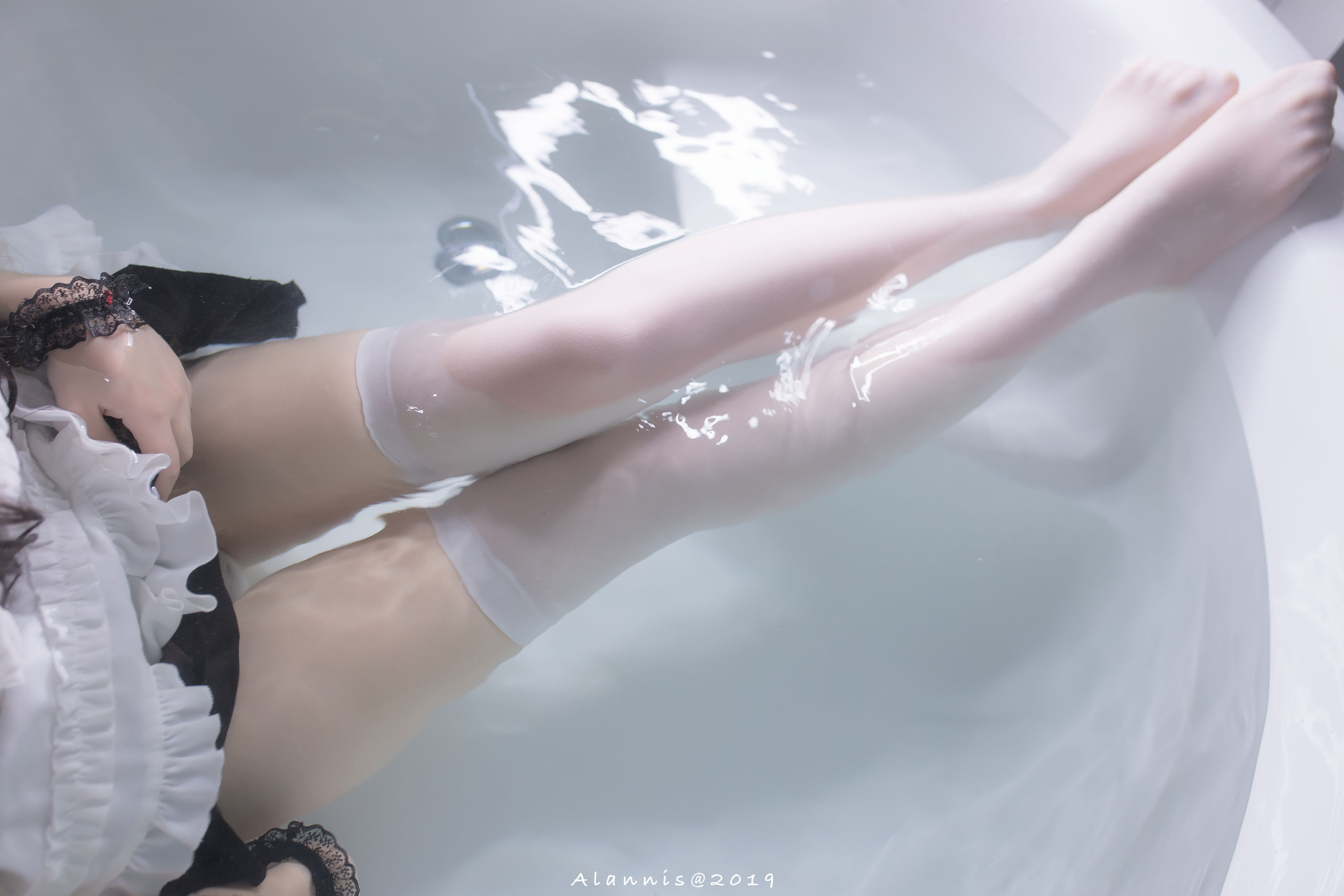 Cos小姐姐雪琪 白丝女仆水下版 [22P]