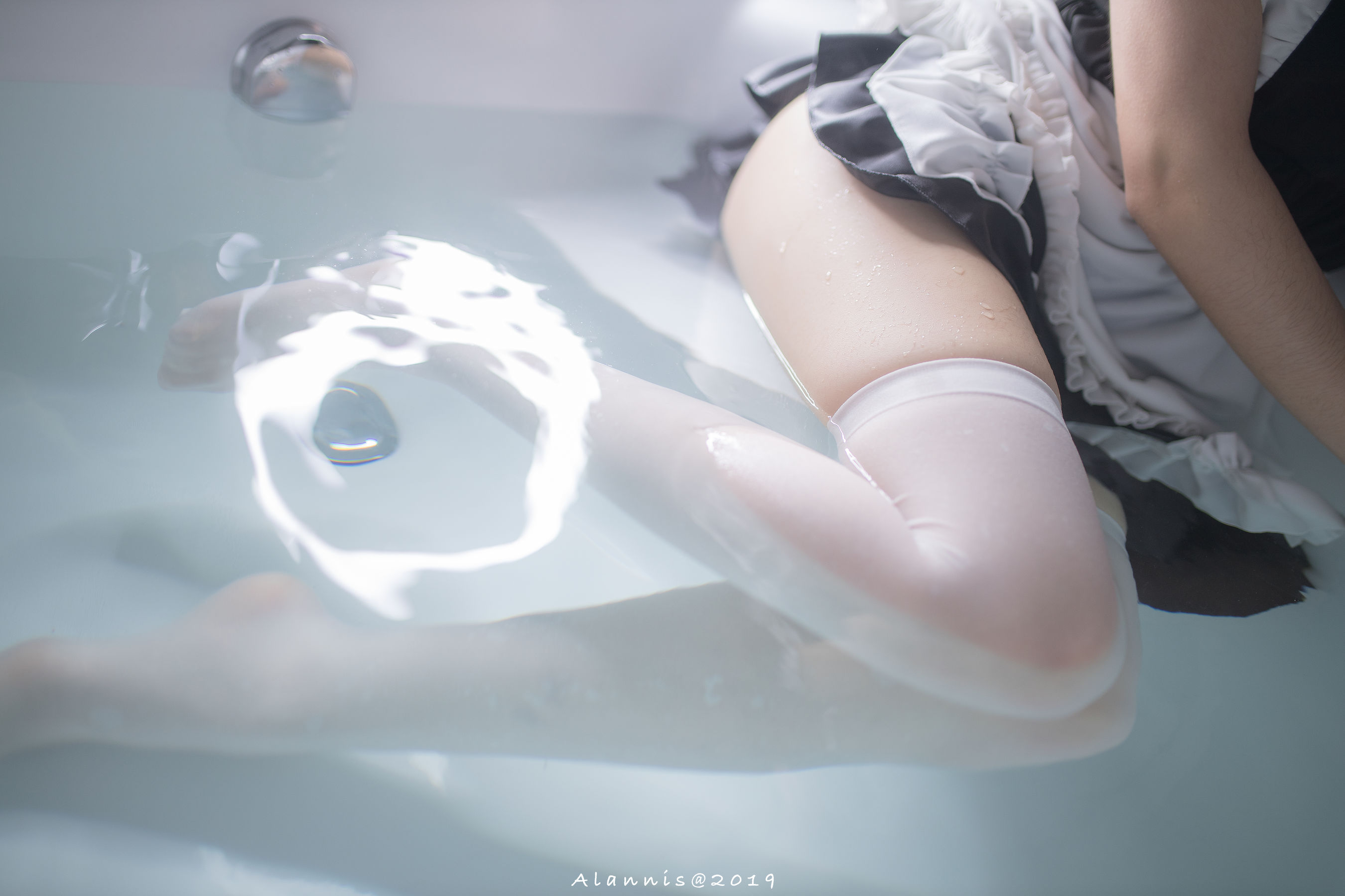 Cos小姐姐雪琪 白丝女仆水下版 [22P]