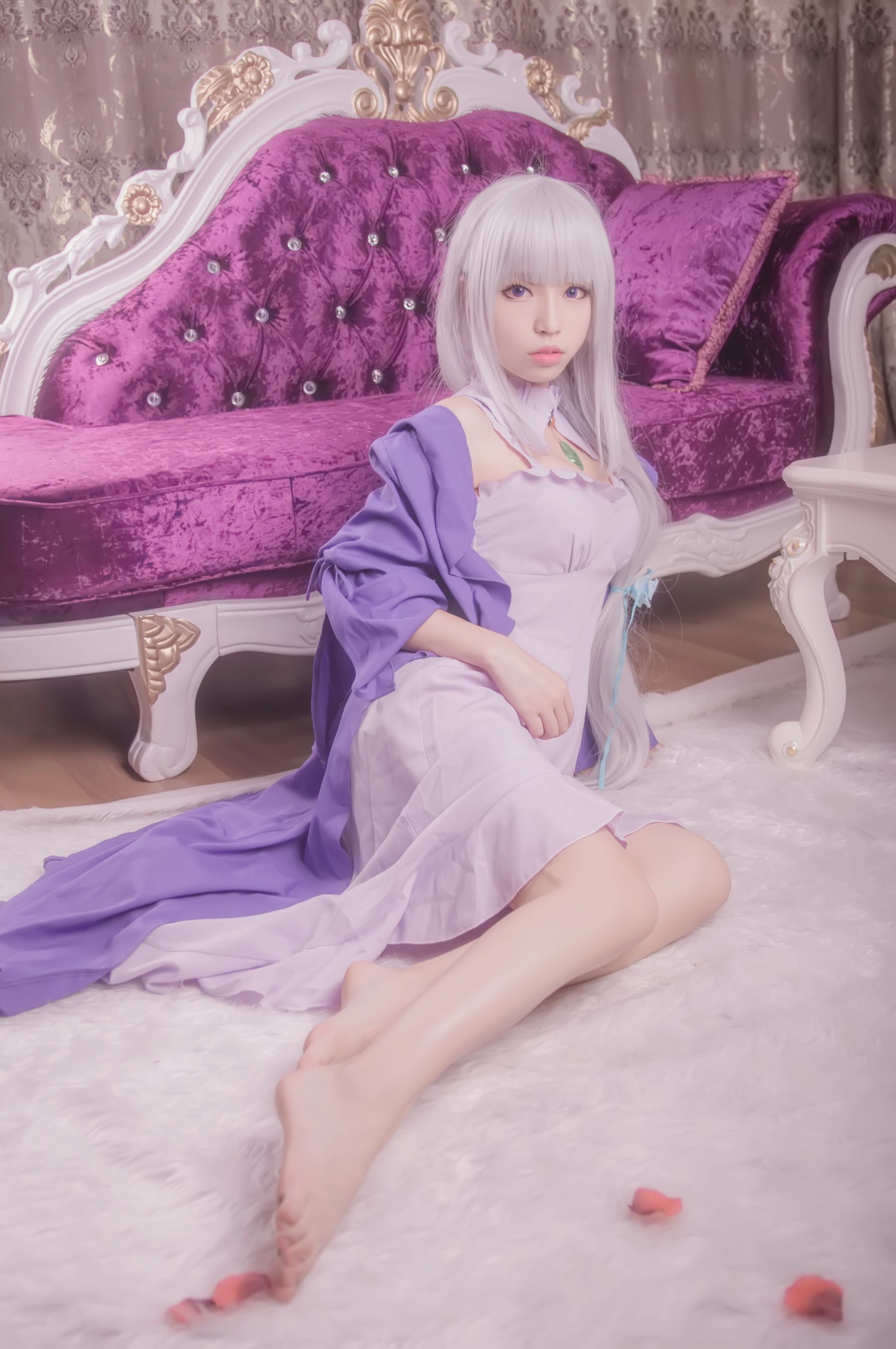 [Cosplay写真] 萌妹白易子教主 – RE从零开始的异世界生活 艾米莉娅 [10P]