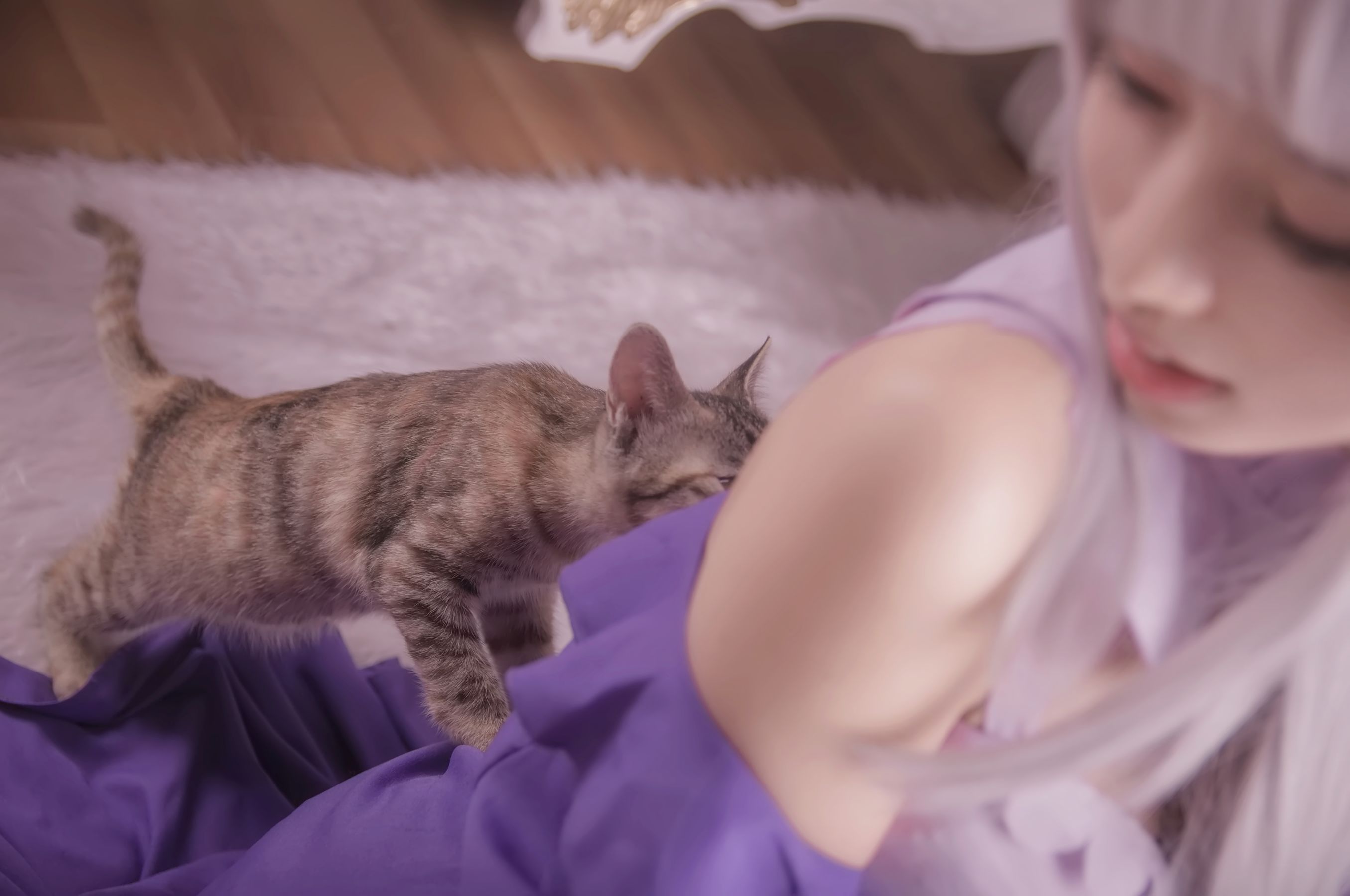 [Cosplay写真] 萌妹白易子教主 – RE从零开始的异世界生活 艾米莉娅 [10P]