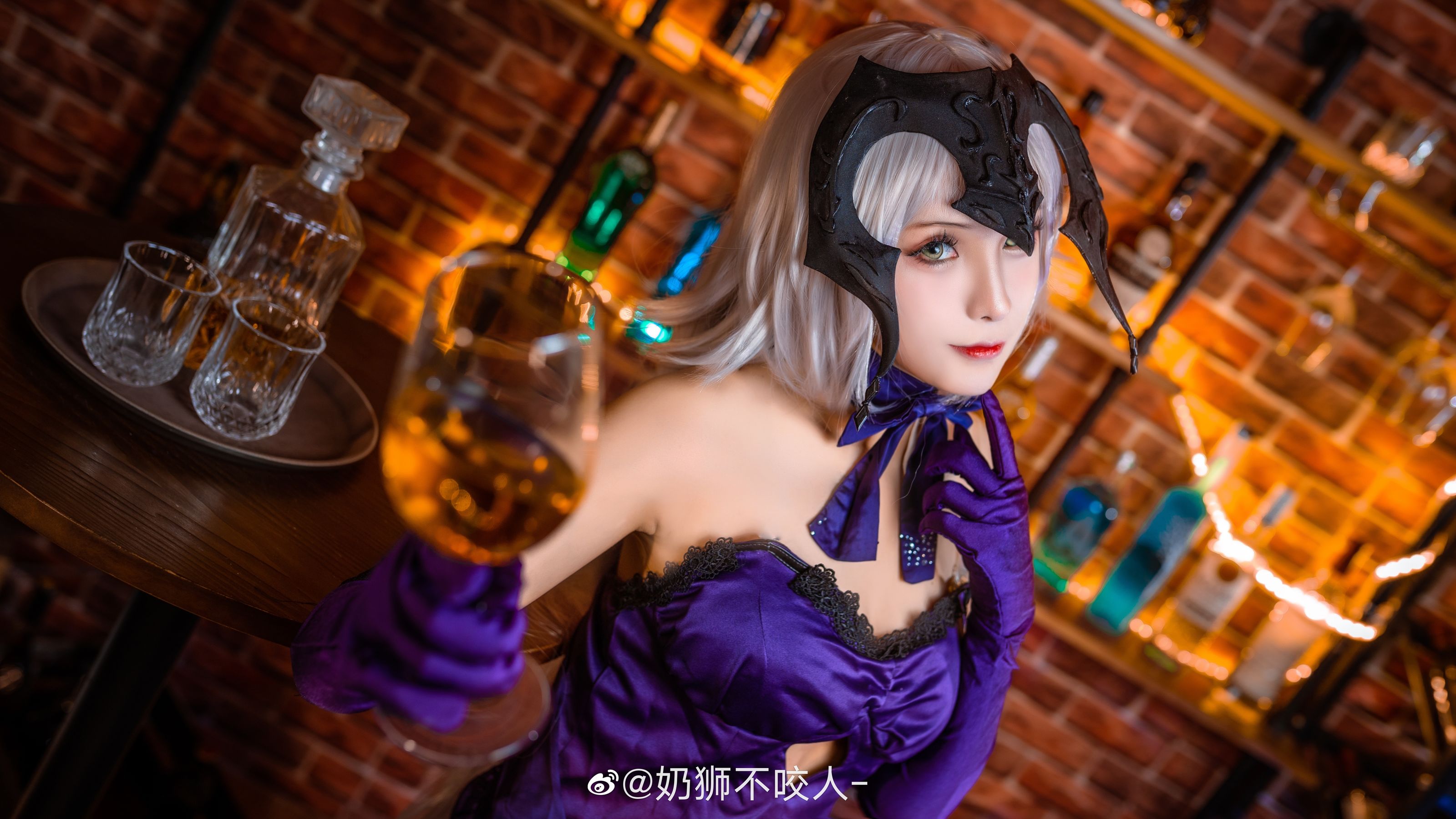 [Cosplay写真] 奶狮不咬人 – 黑贞德 [10P]