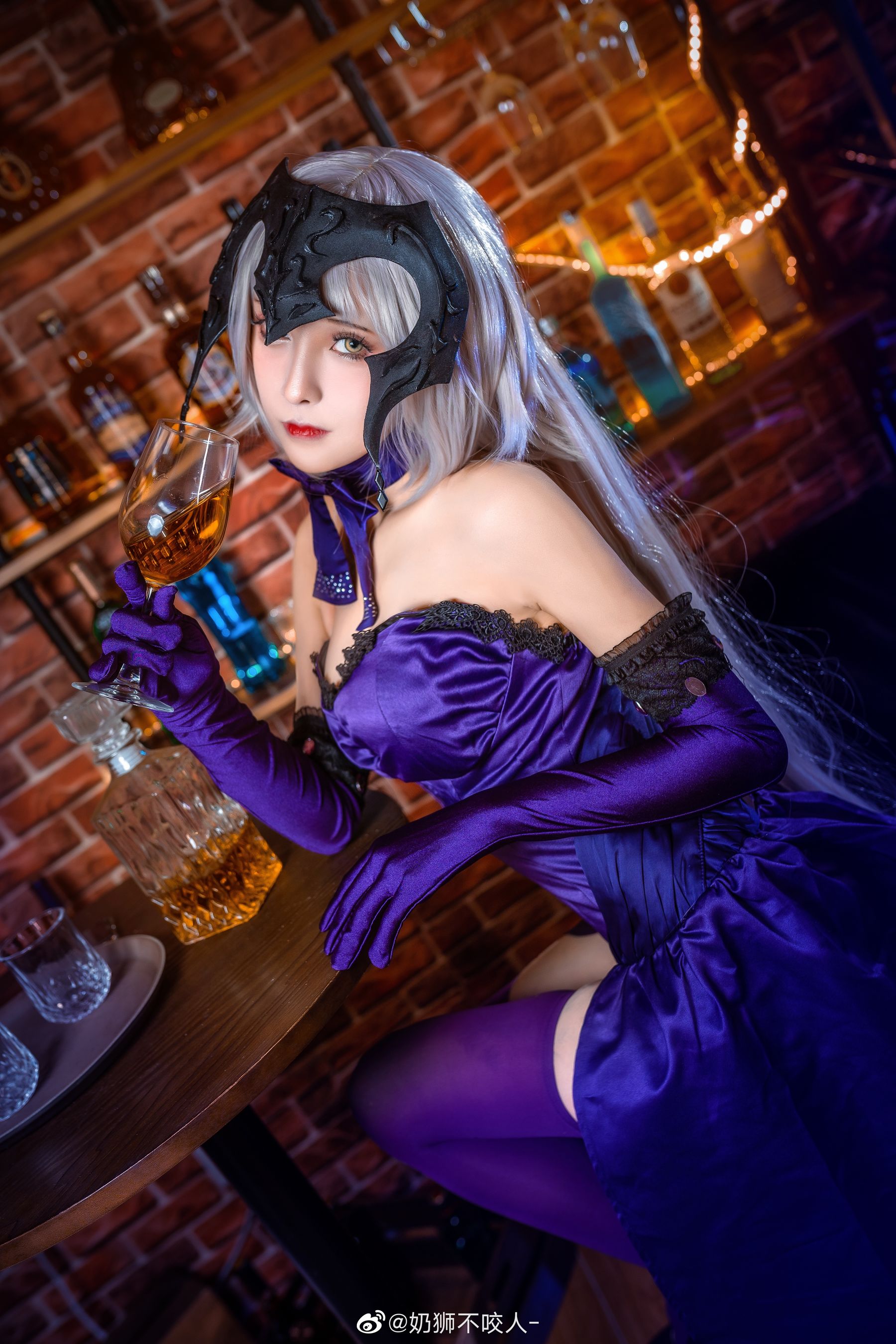 [Cosplay写真] 奶狮不咬人 – 黑贞德 [10P]