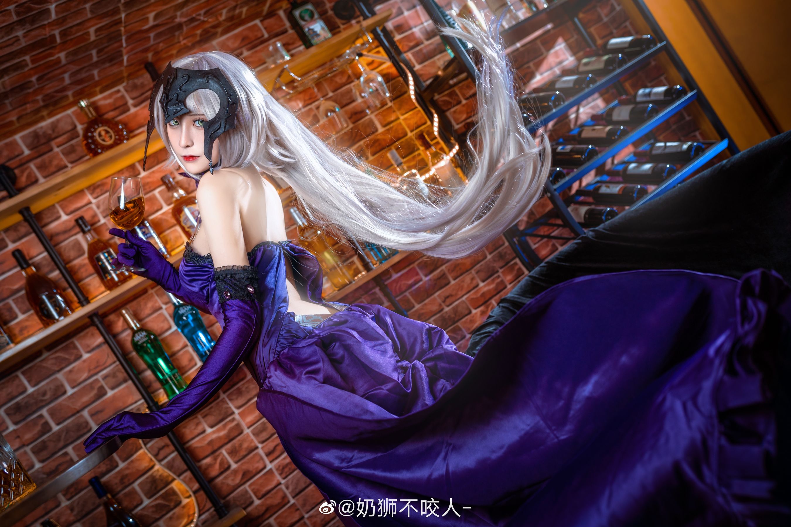 [Cosplay写真] 奶狮不咬人 – 黑贞德 [10P]