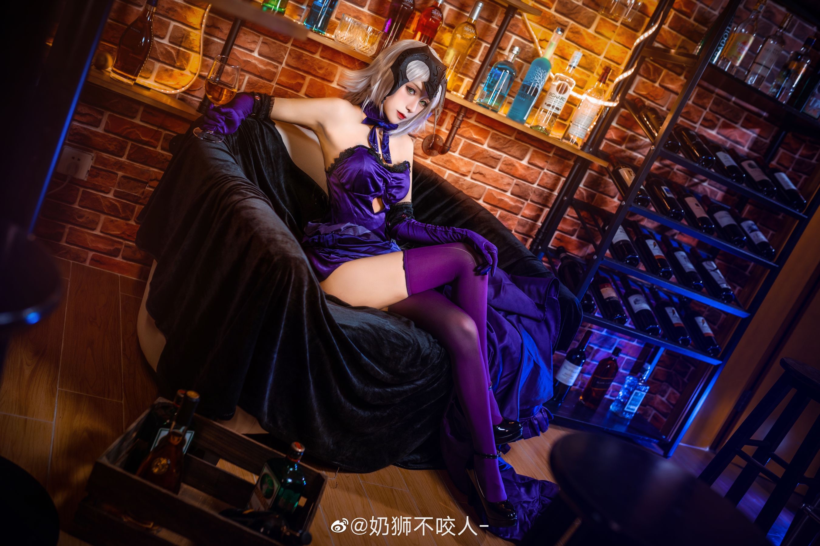 [Cosplay写真] 奶狮不咬人 – 黑贞德 [10P]