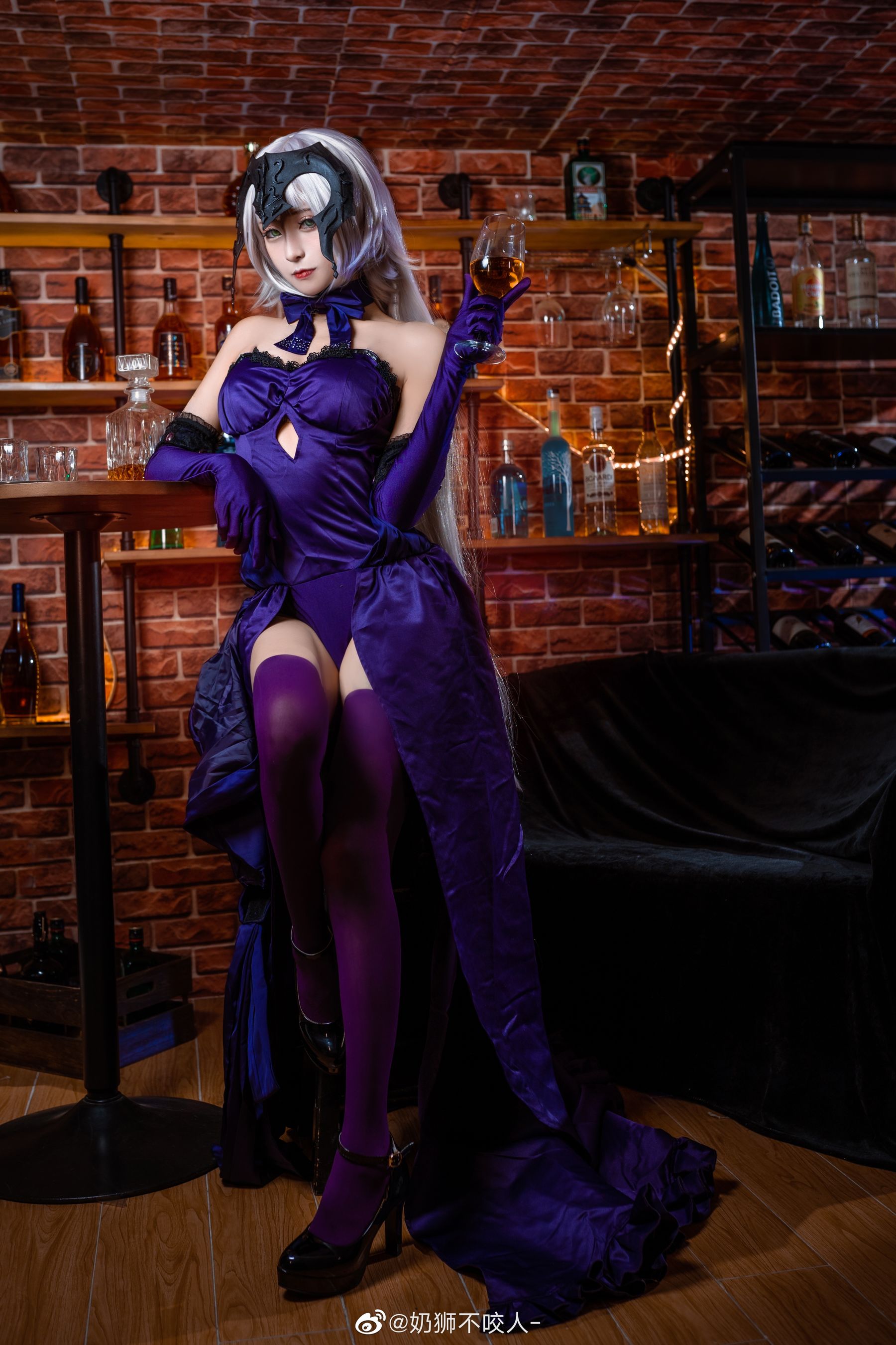 [Cosplay写真] 奶狮不咬人 – 黑贞德 [10P]