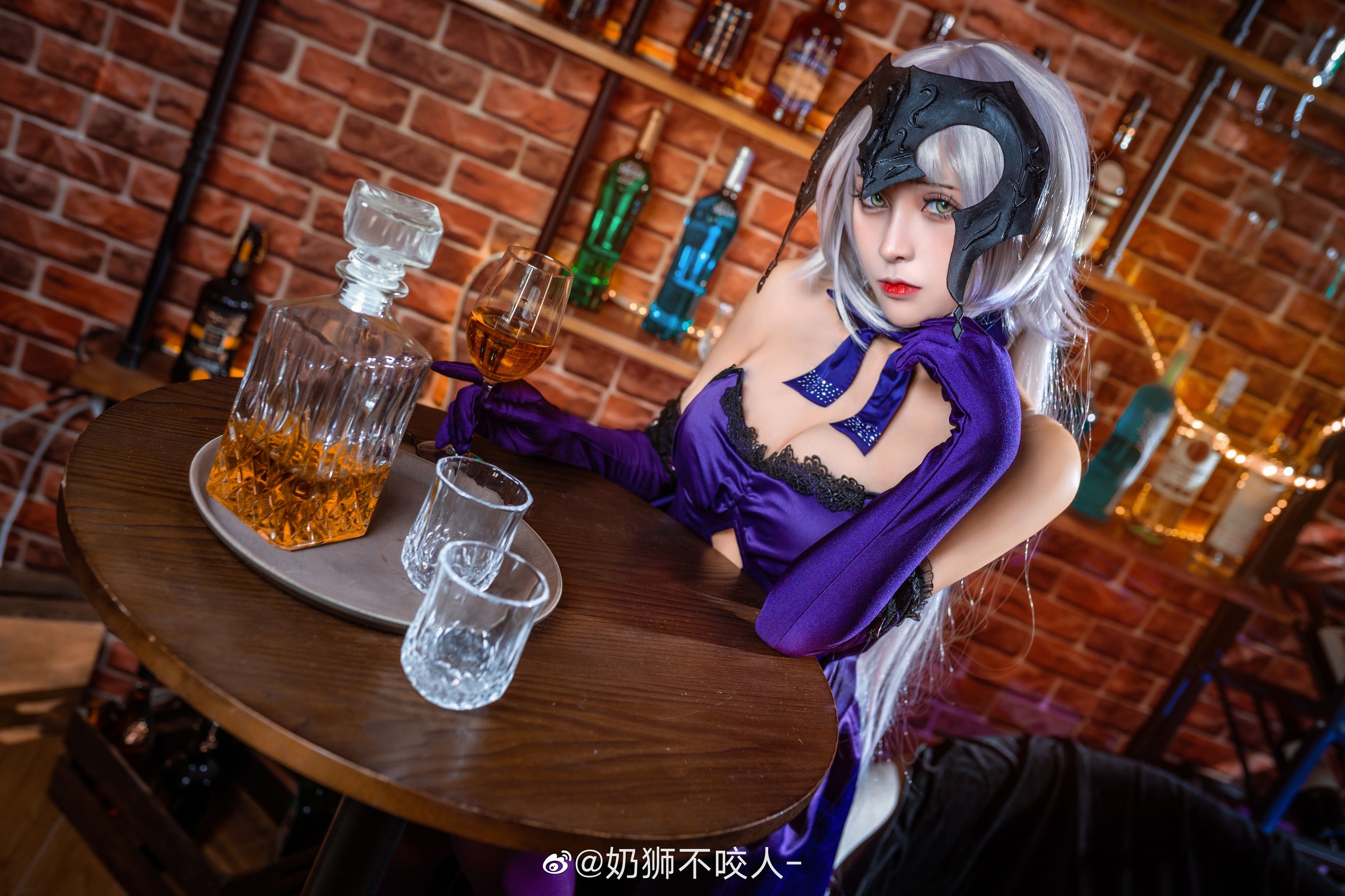 [Cosplay写真] 奶狮不咬人 – 黑贞德 [10P]