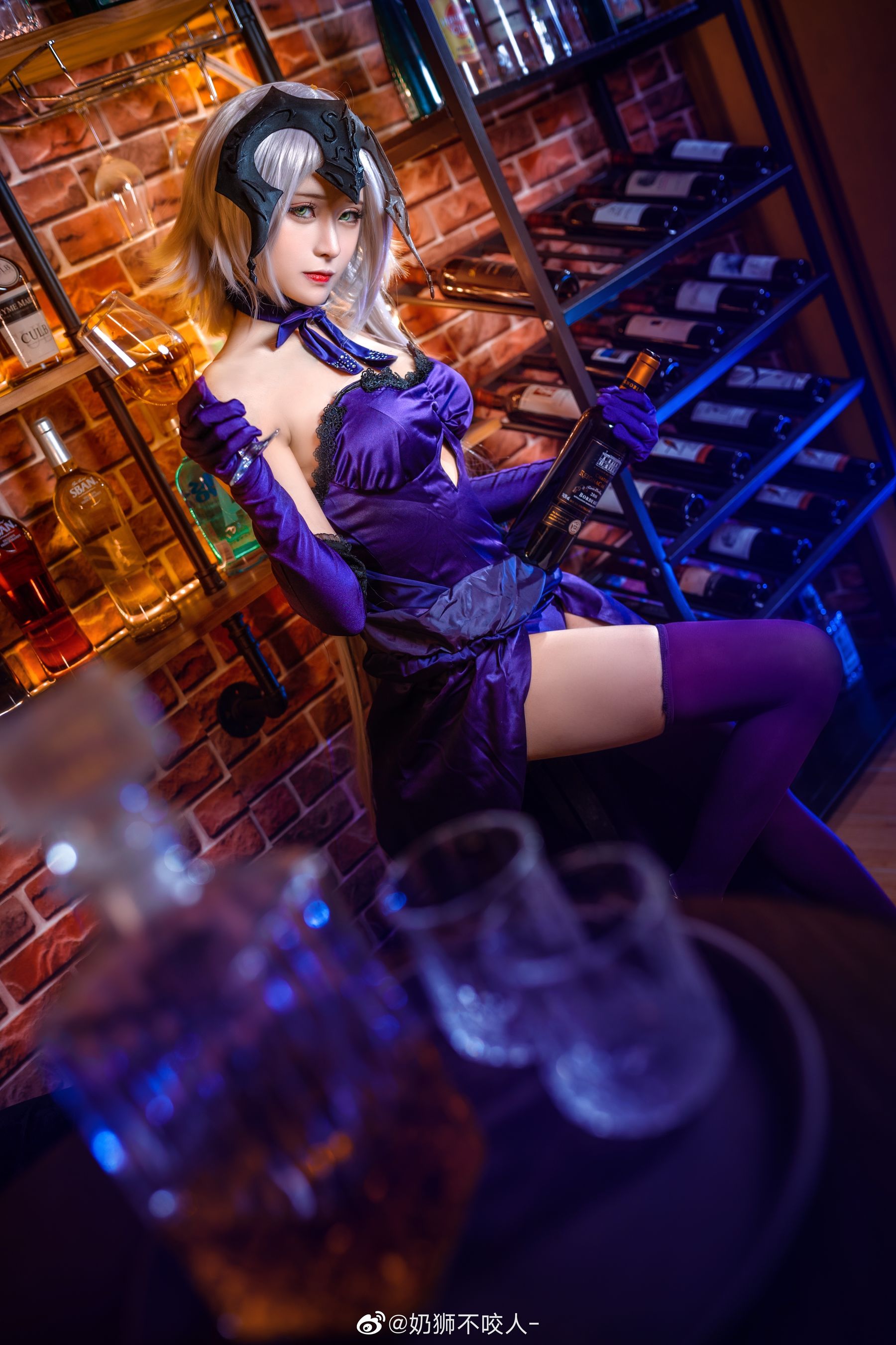 [Cosplay写真] 奶狮不咬人 – 黑贞德 [10P]