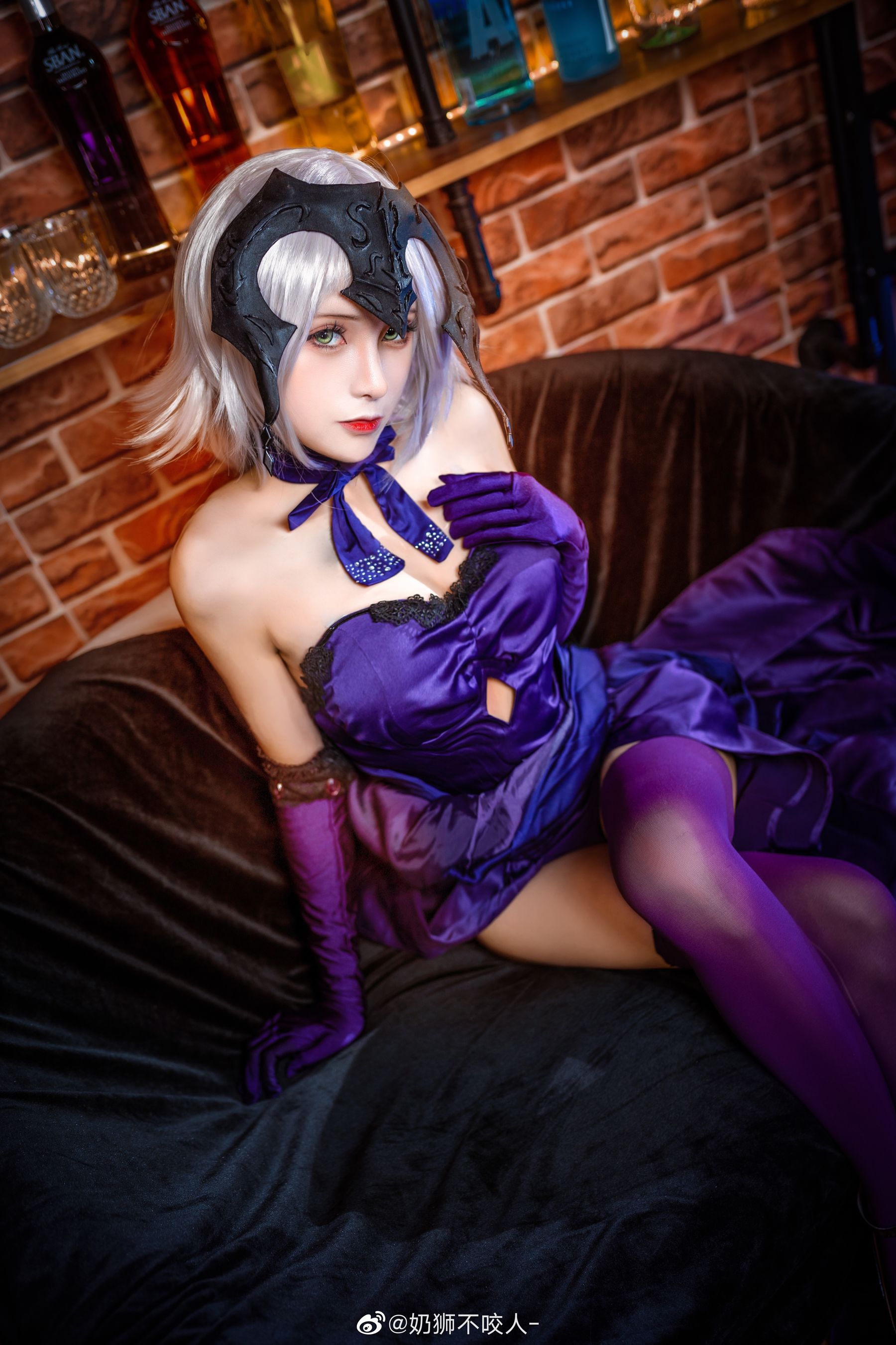 [Cosplay写真] 奶狮不咬人 – 黑贞德 [10P]