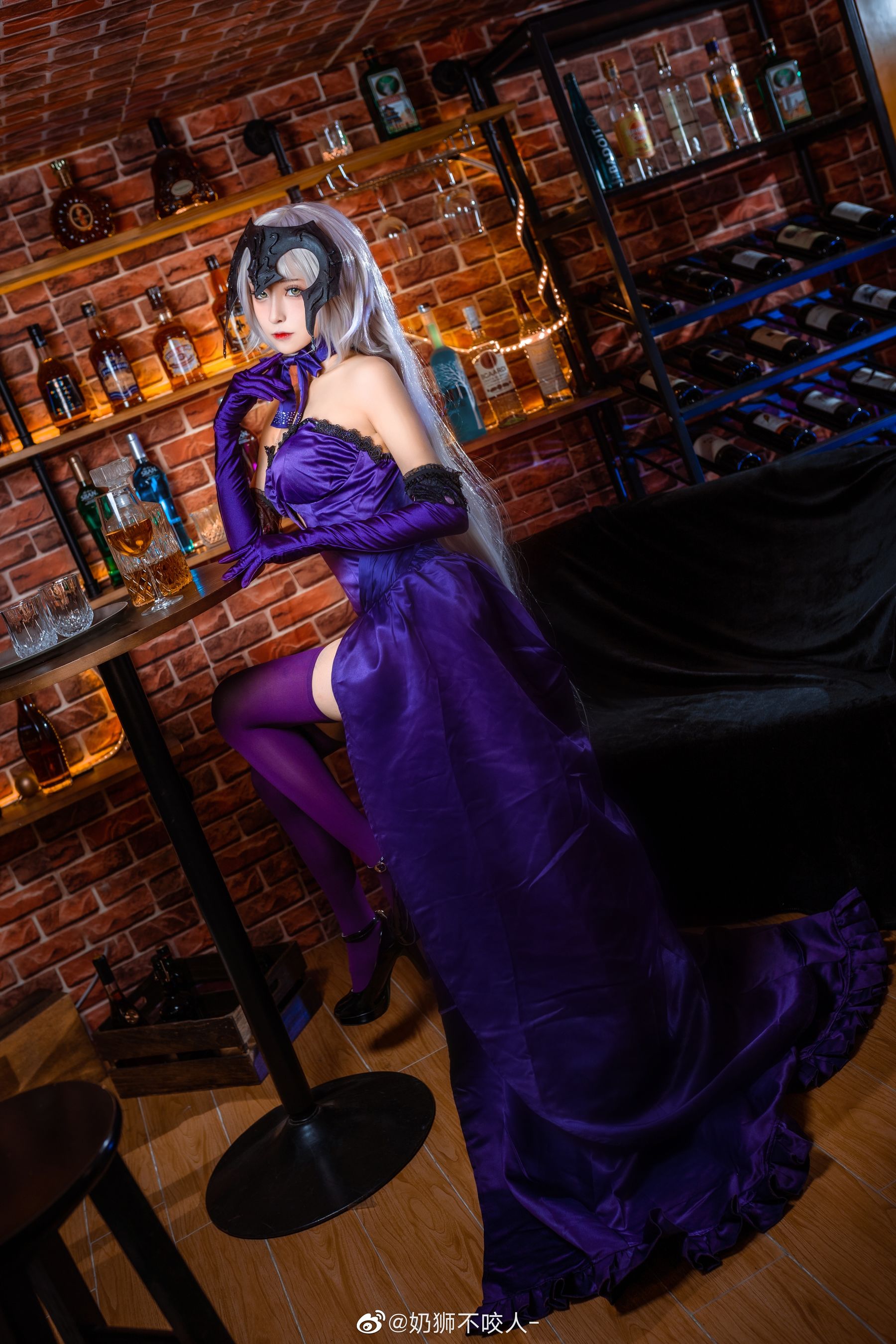 [Cosplay写真] 奶狮不咬人 – 黑贞德 [10P]
