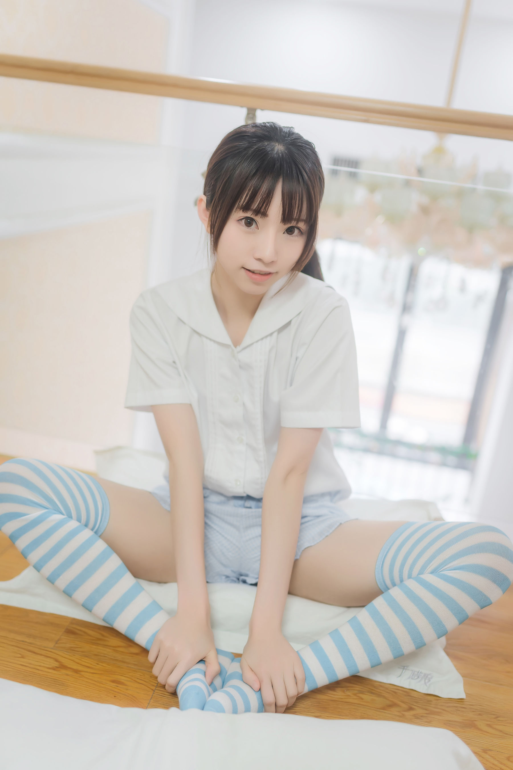 动漫博主Kitaro_绮太郎 – 蓝白条纹袜 [42P]