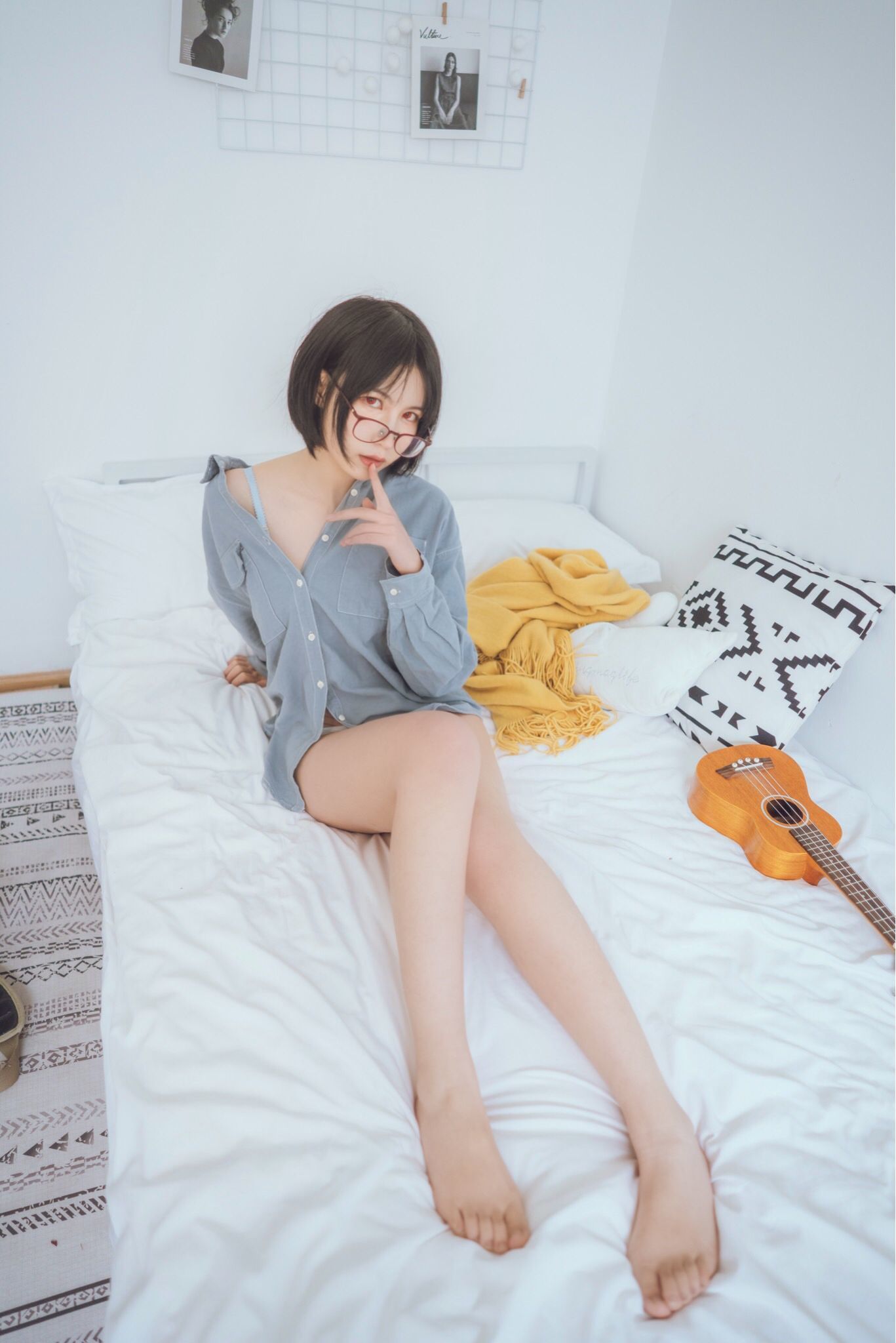 COSER美女逐月su 蓝色衬衫 [22P]