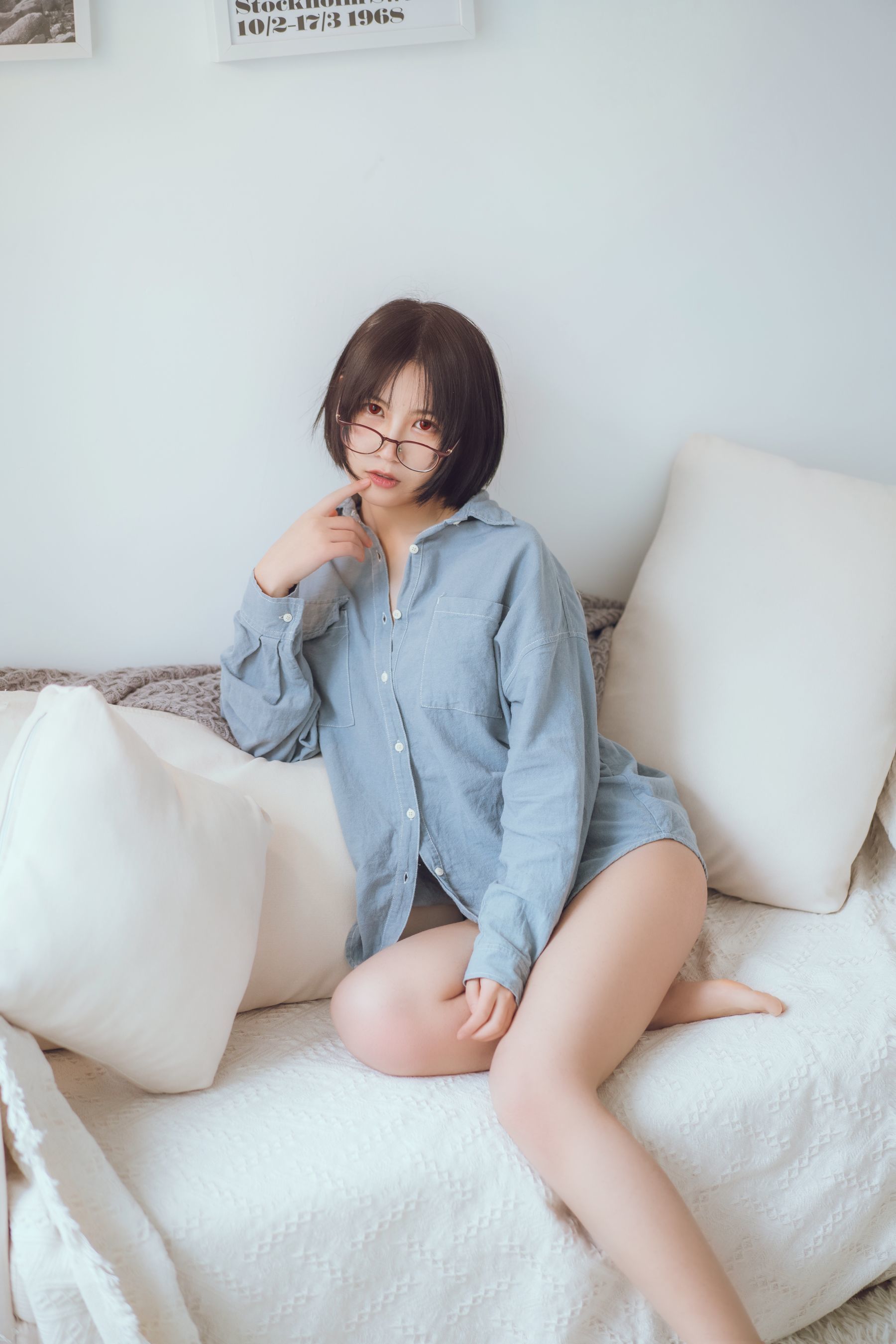 COSER美女逐月su 蓝色衬衫 [22P]