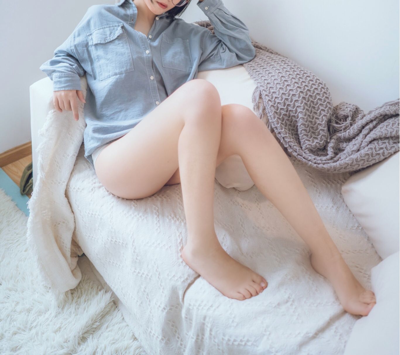 COSER美女逐月su 蓝色衬衫 [22P]