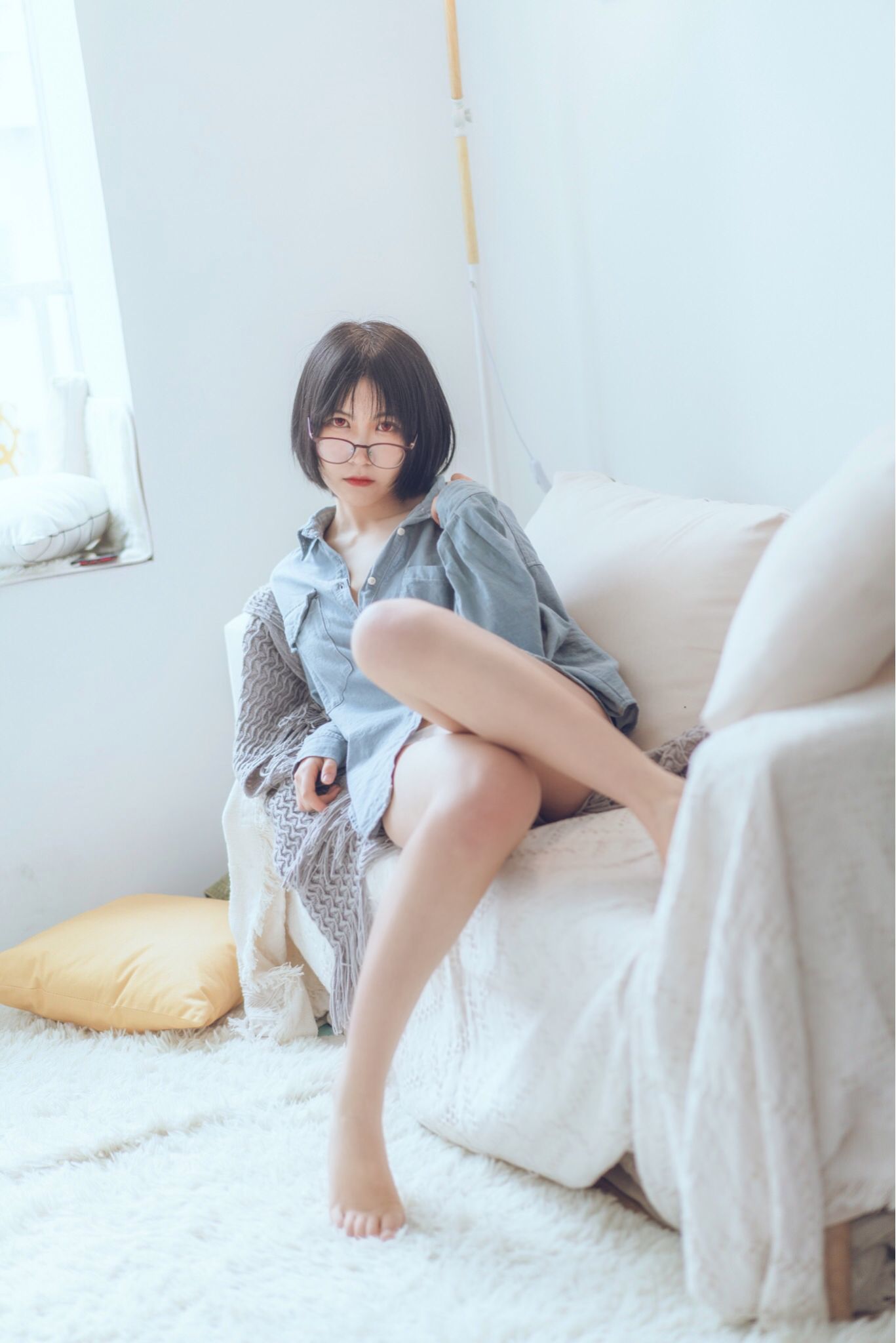 COSER美女逐月su 蓝色衬衫 [22P]