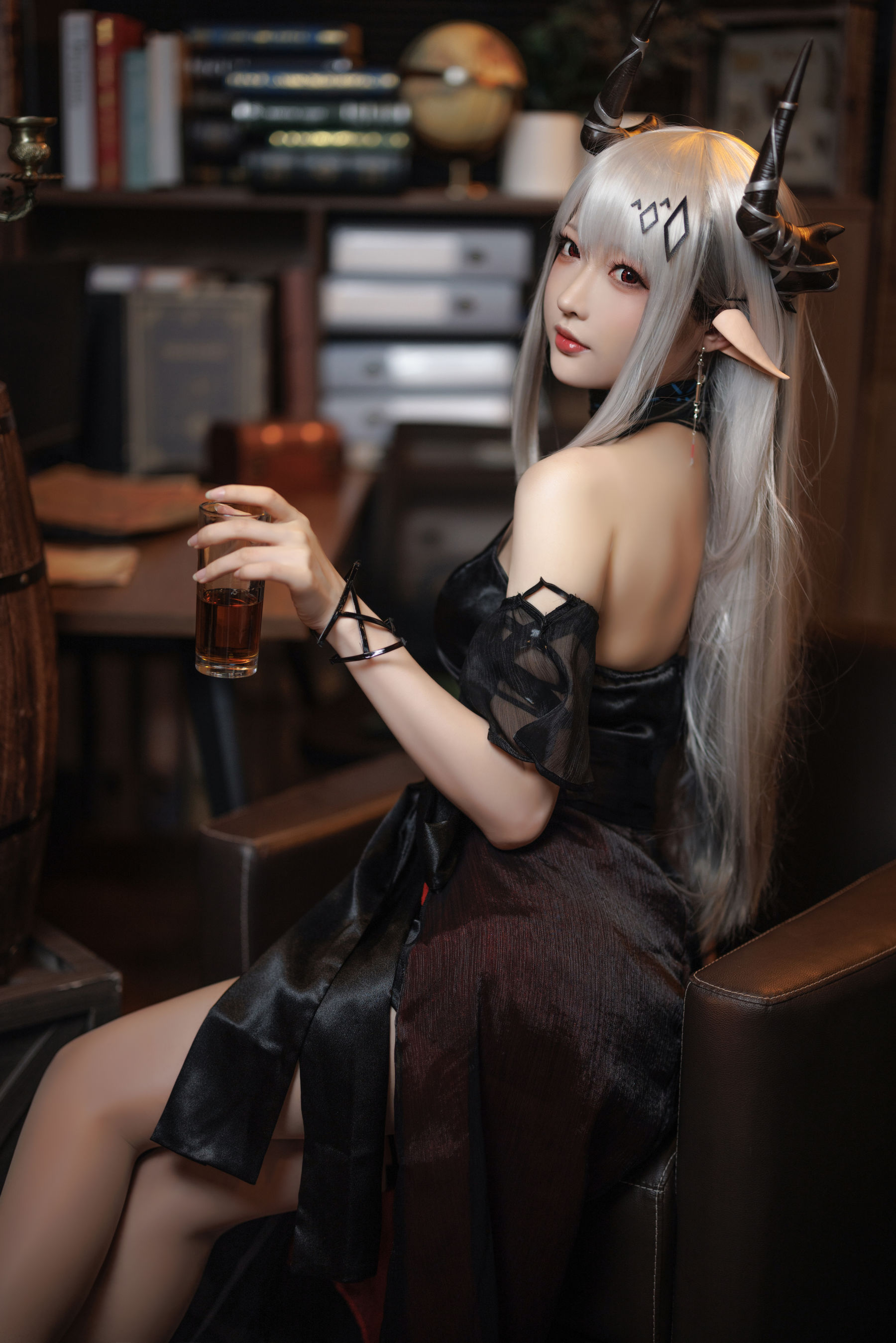 Coser小姐姐南宫 – 泥岩 礼服 [21P]