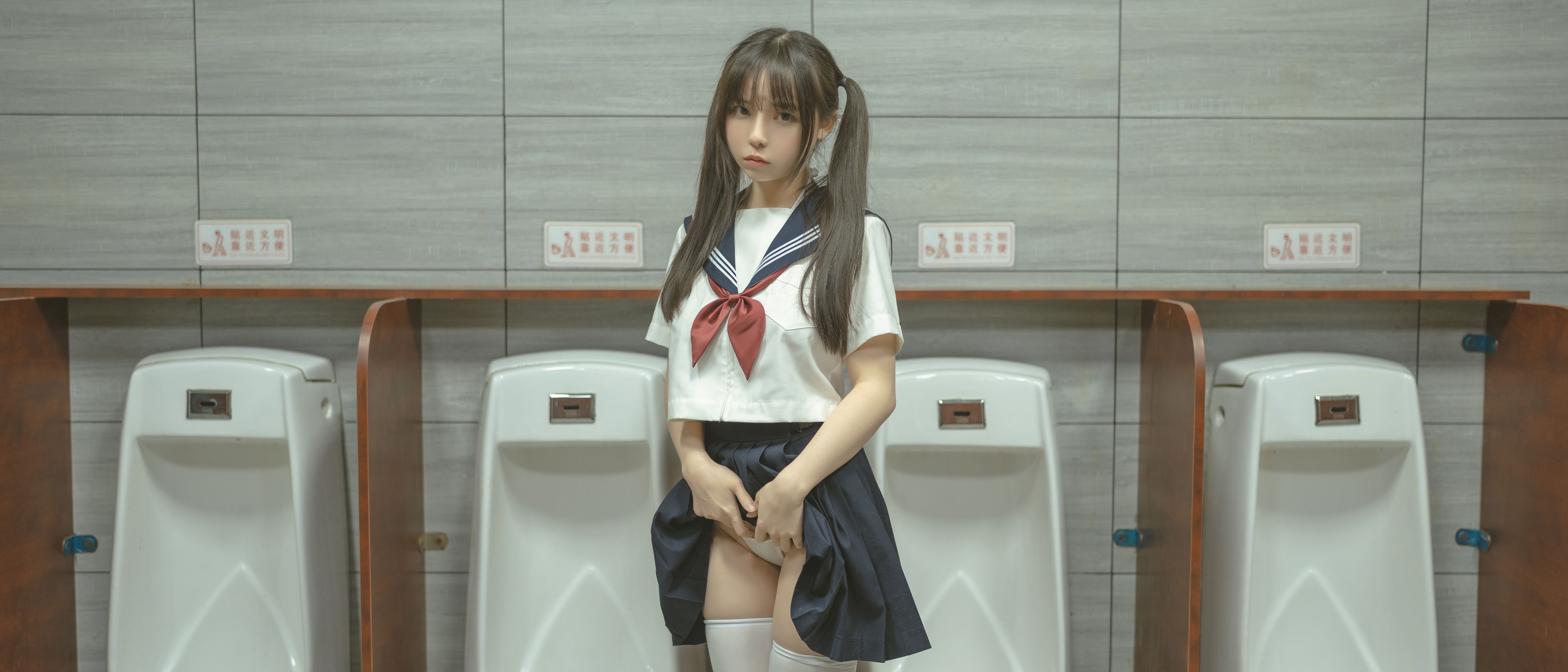 六味帝皇酱 – 厕所JK [26P]