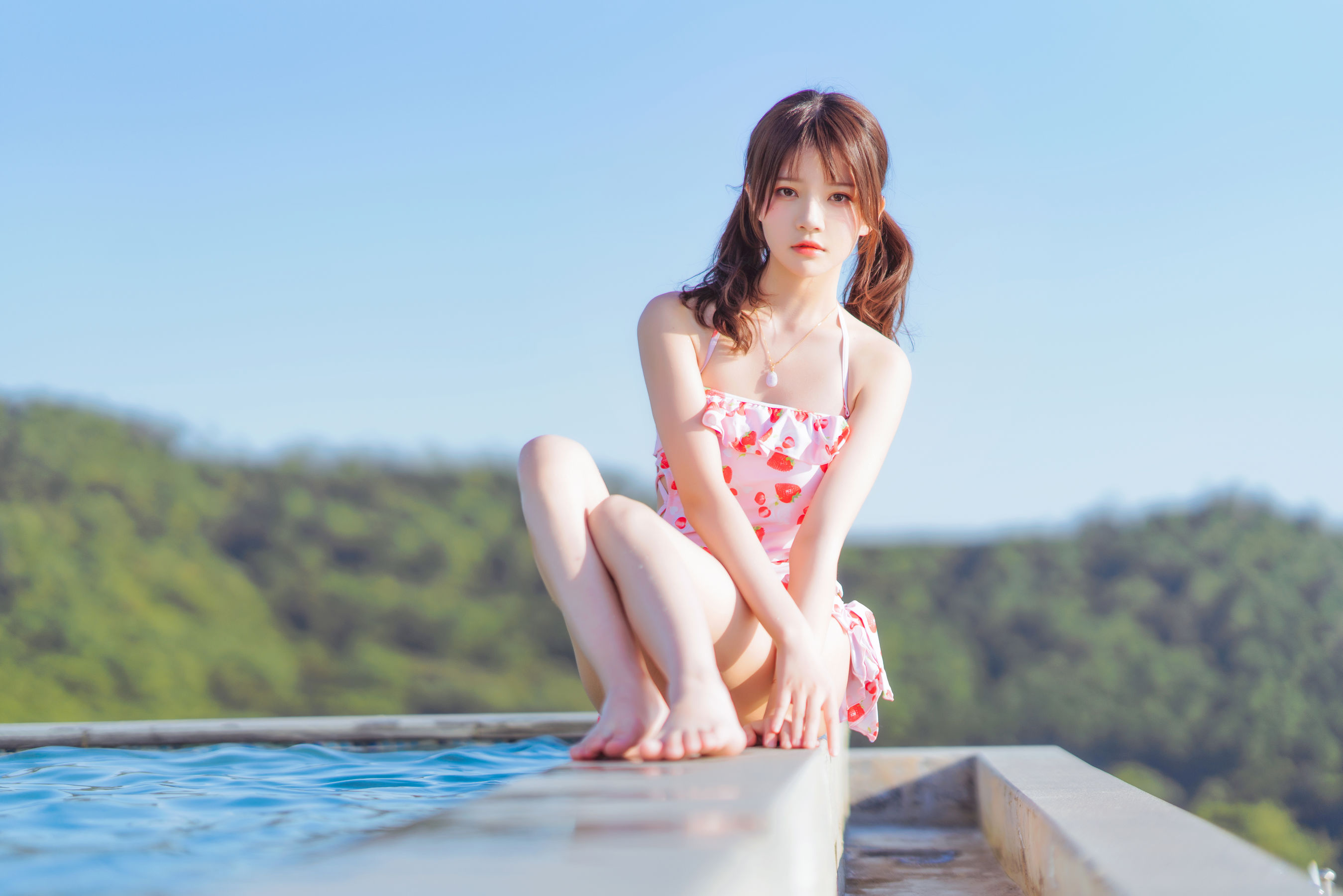 桜桃喵 – 甜甜之草莓泳衣 [17P]