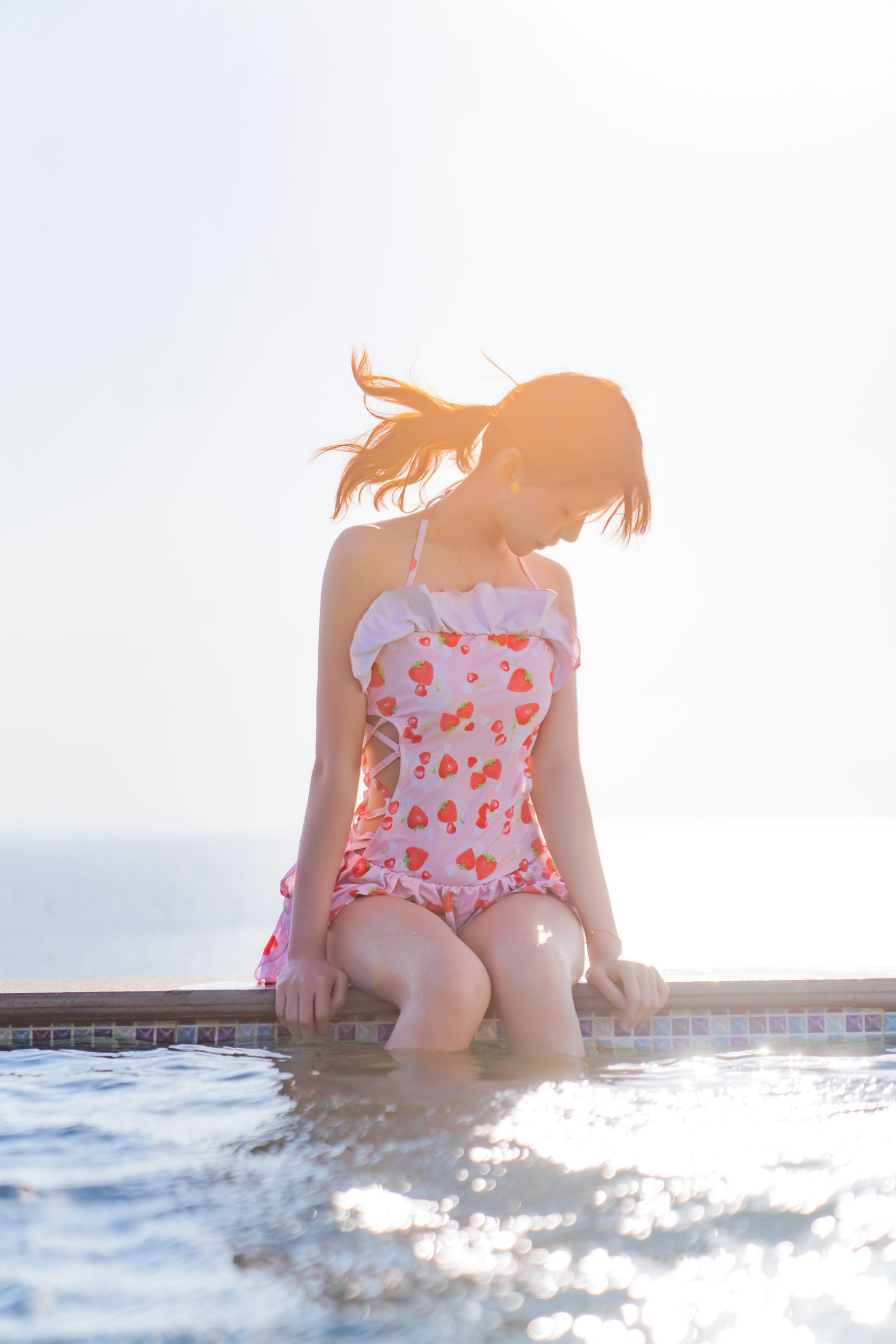 桜桃喵 – 甜甜之草莓泳衣 [17P]