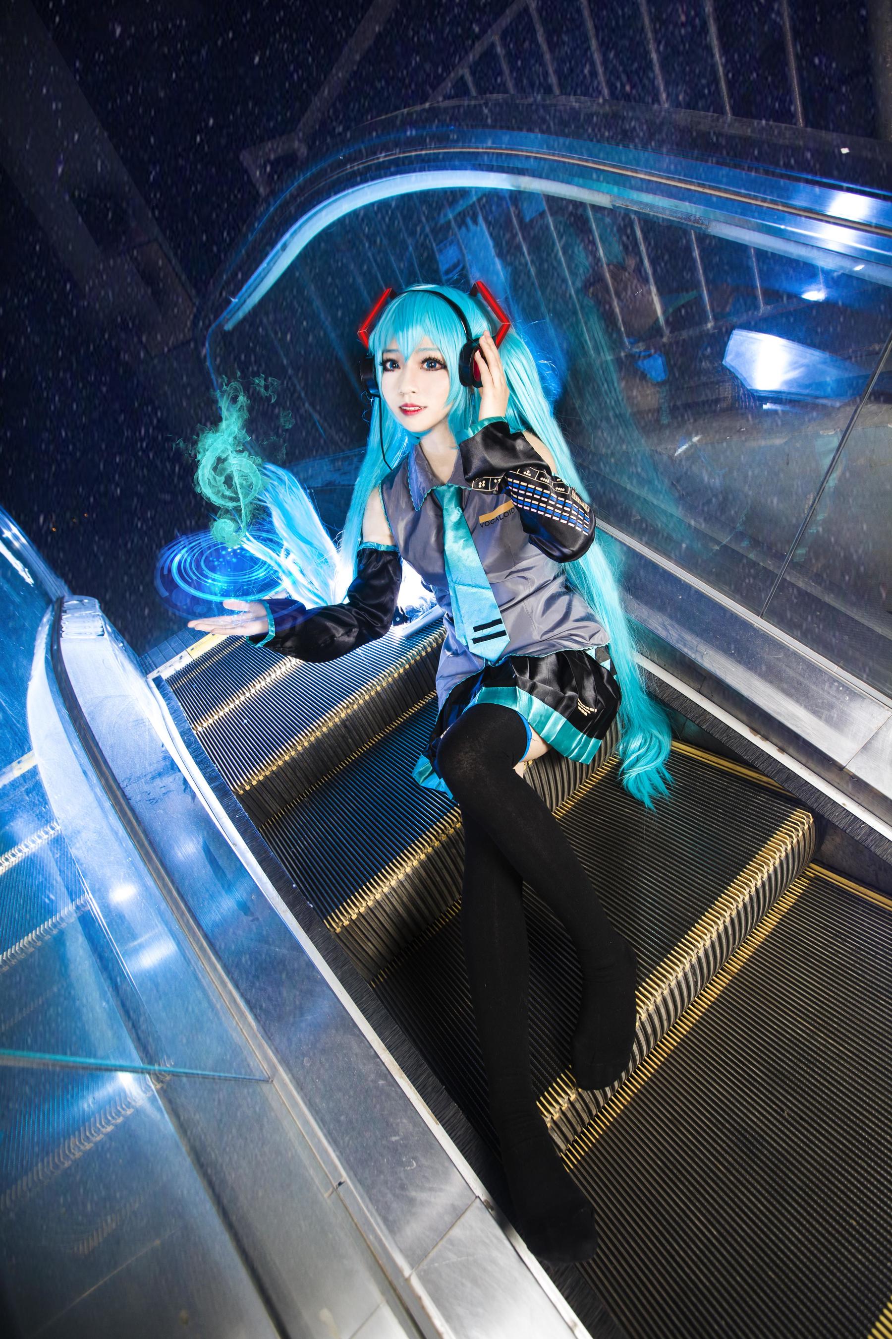 [Cosplay写真] 萌妹白易子教主 – VOCALOID [8P]